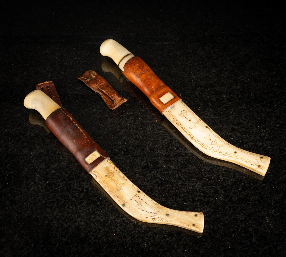 OKÄND SLÖJDARE. Halvhornskniv, 2 st, Till synes osignerade, 1900-tal.