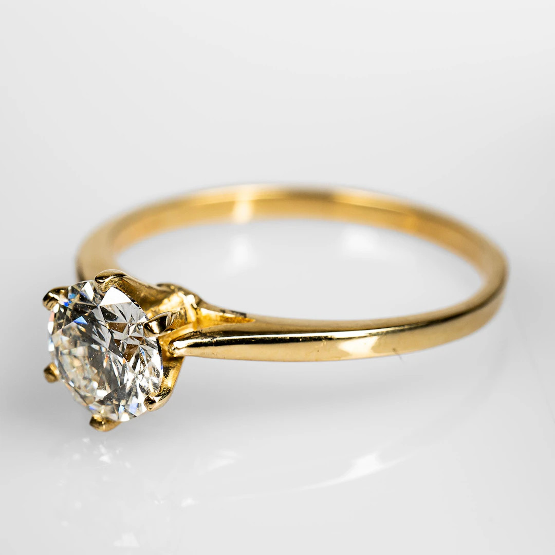 ENSTENSRING. 14K Guld med briljantslipad diamant 0,95 ct.