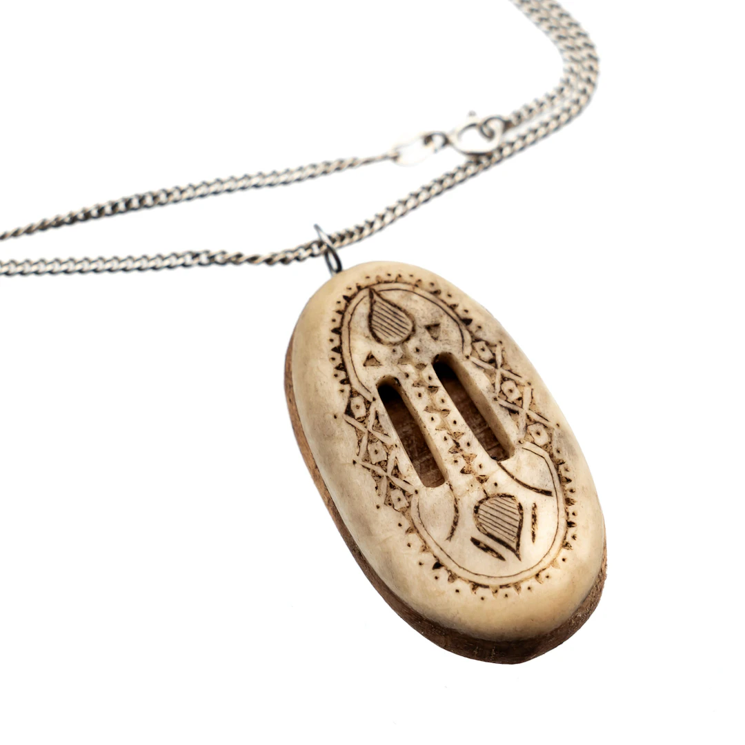 PER SUNNA. Halsband / hängsmycke, Sameslöjd, Signerad 1900-tal.