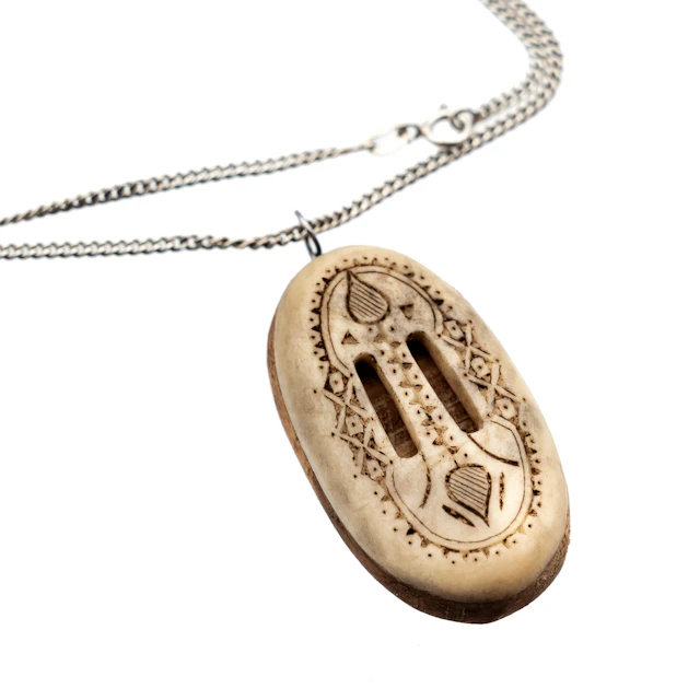 PER SUNNA. Halsband / hängsmycke, Sameslöjd, Signerad 1900-tal.