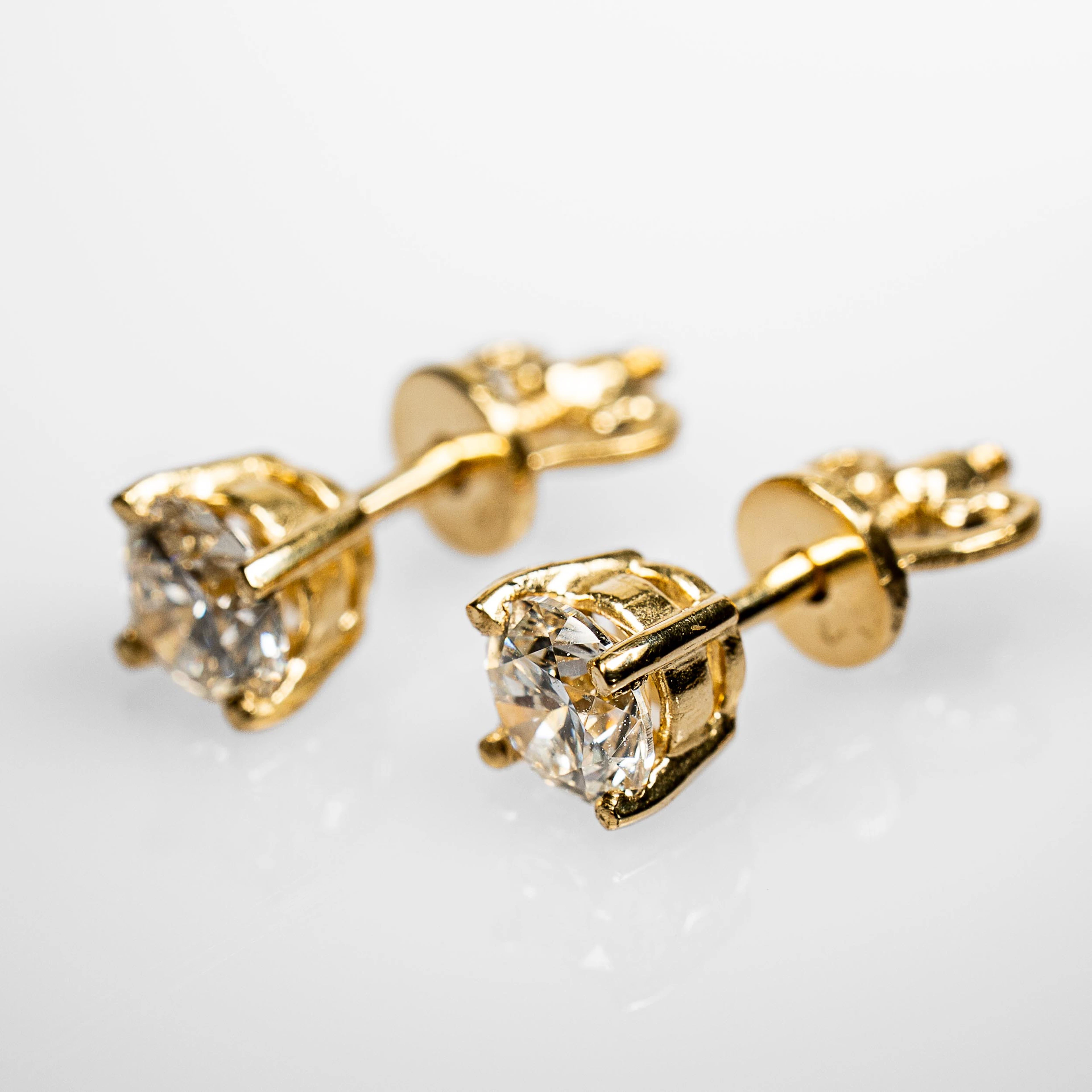 ÖRHÄNGEN. 14K Guld med briljantslipade diamanter 1,04 ct (2st).