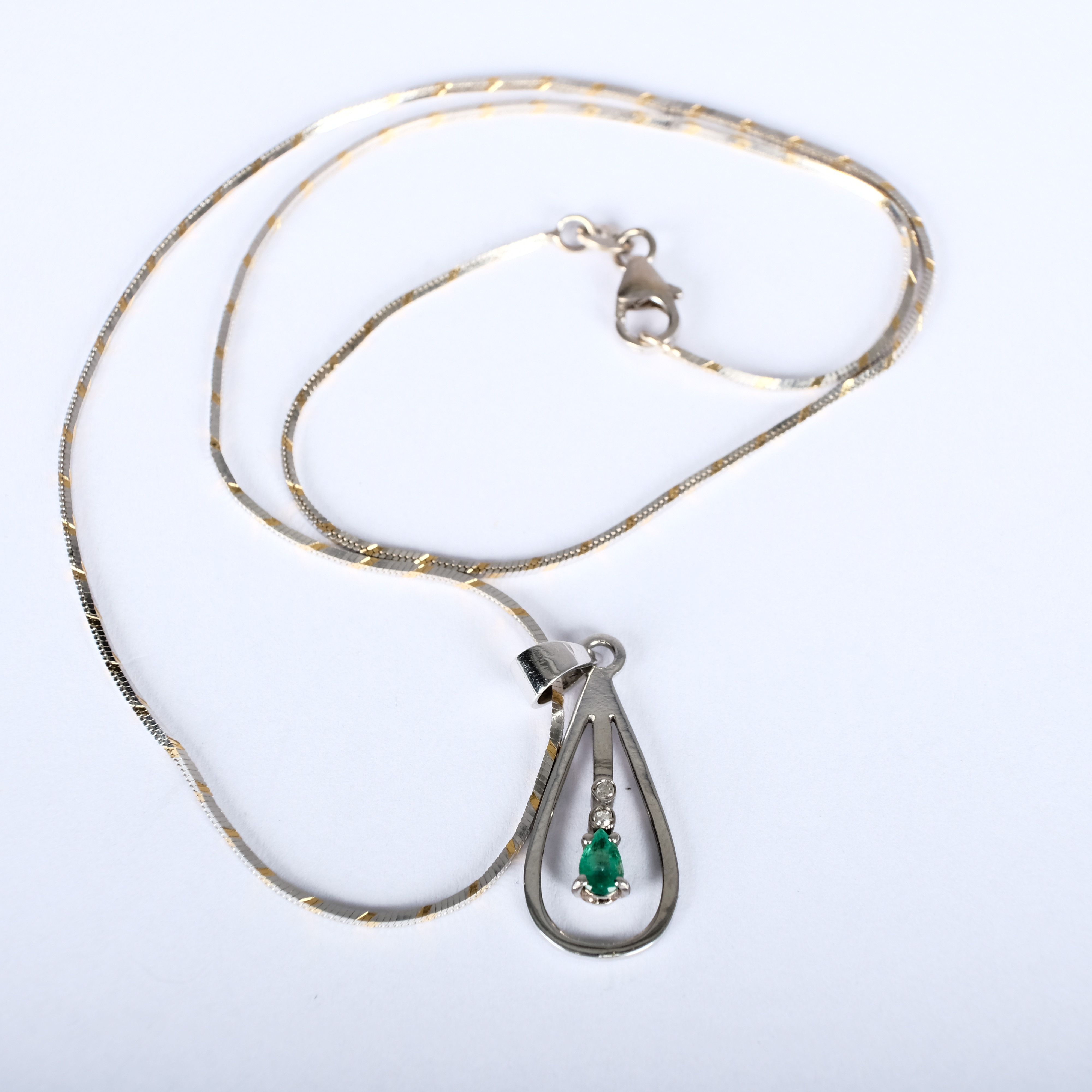 HALSBAND. 18K Vitt guld med smaragd & diamanter 1900-tal.