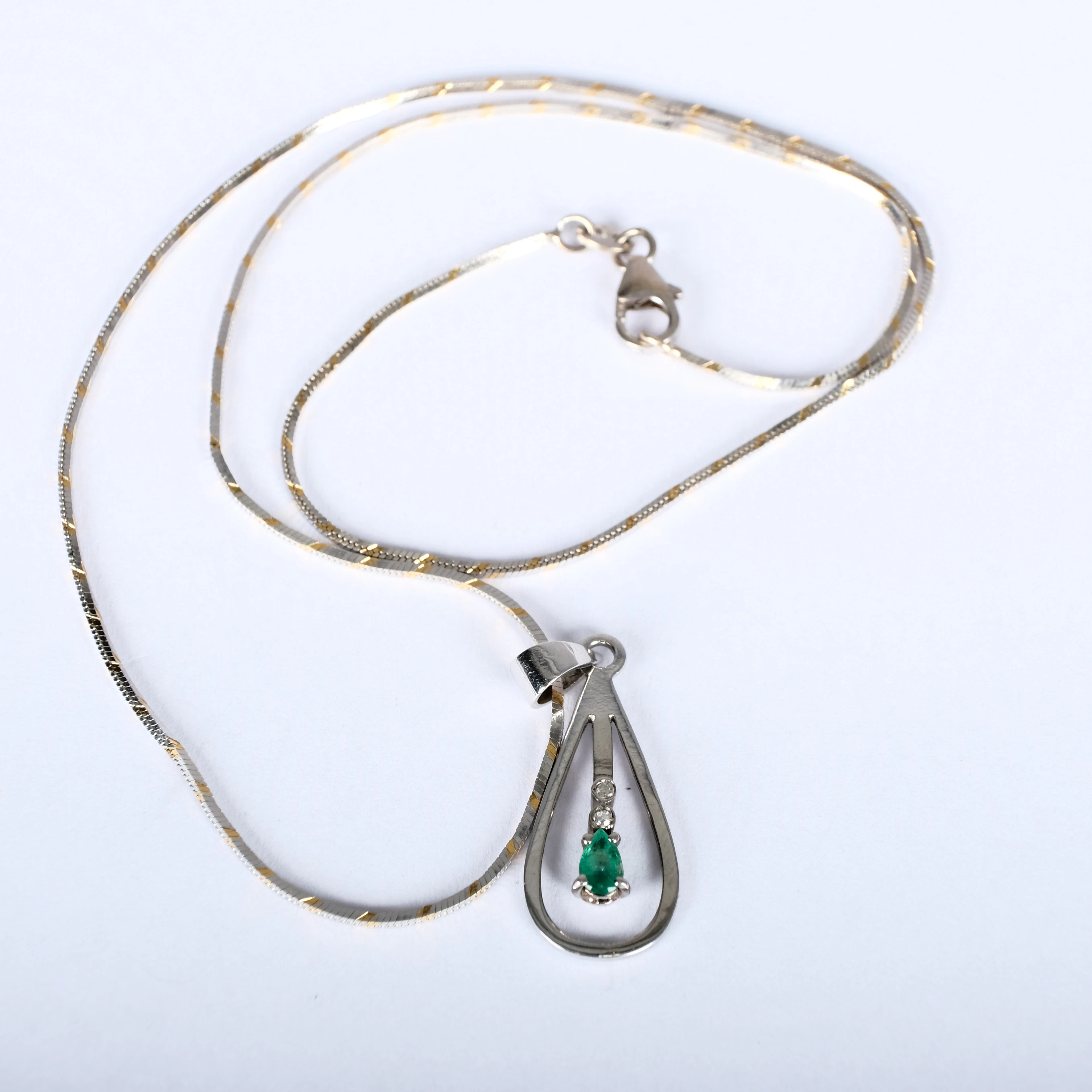 HALSBAND. 18K Vitt guld med smaragd & diamanter 1900-tal.