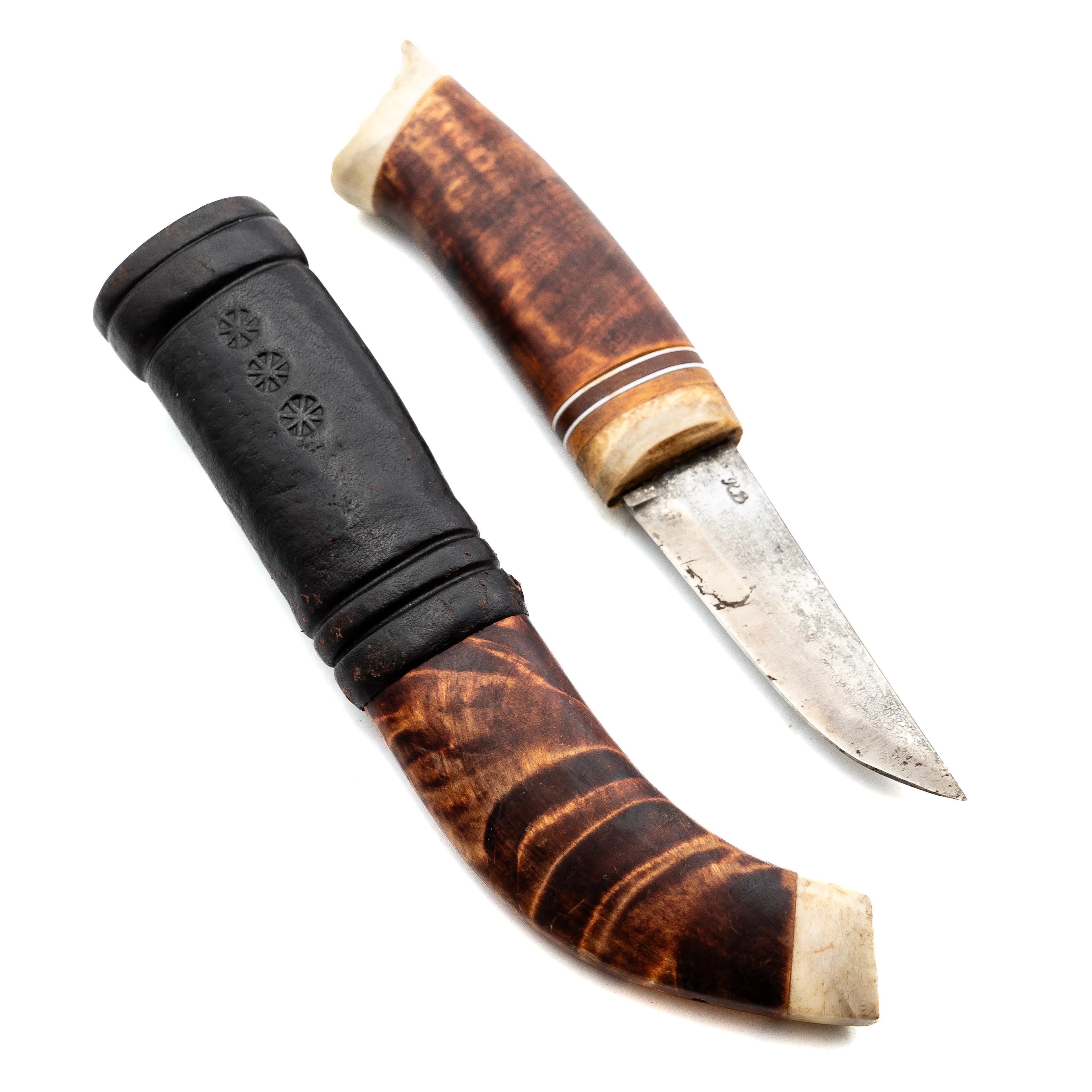 OIDENTIFIERAD SLÖJDARE. Förfinad brukskniv, Monogramsignerad, 1900-tal.