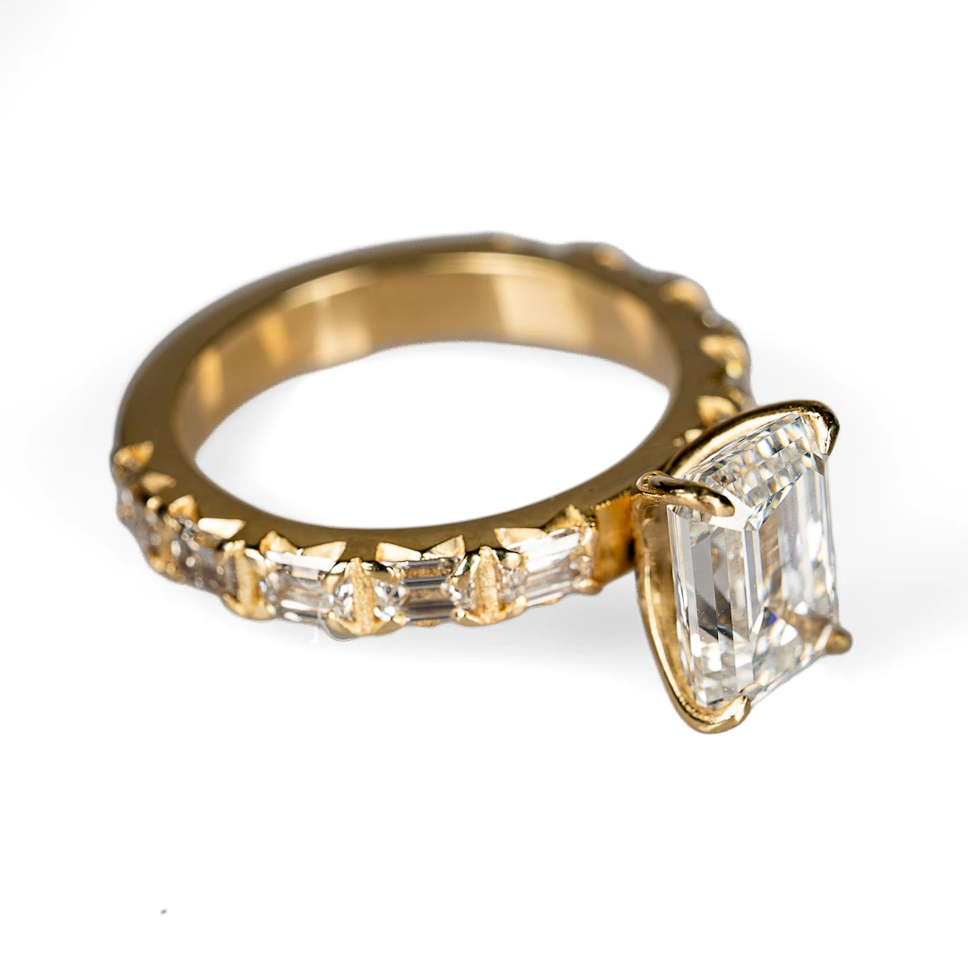 RING. Guld 14K, Besatt med diamant om 3,08 ct.