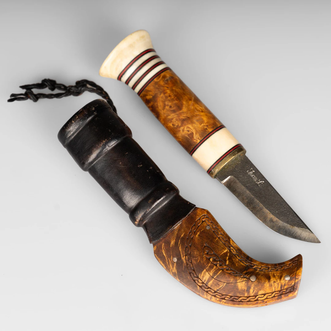 OIDENTIFIERAD SLÖJDARE. Halvhornskniv, Signerad: SR, 1900-tal.