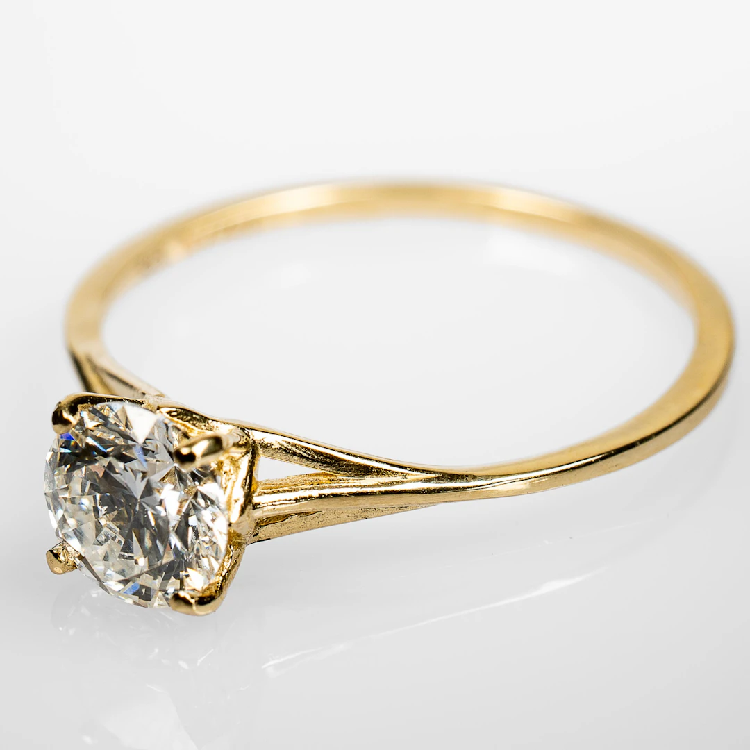 ENSTENSRING. 14K Guld med briljantslipad diamant 0,77 ct.