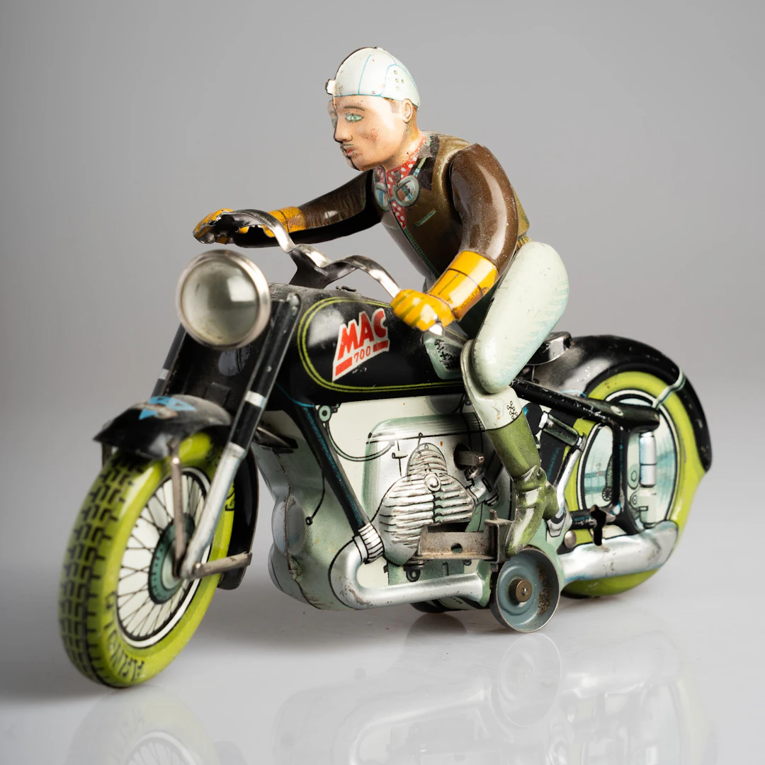 PLÅTLEKSAK, Arnold, "Mac 700", motorcykel, litograferad plåt, urverk