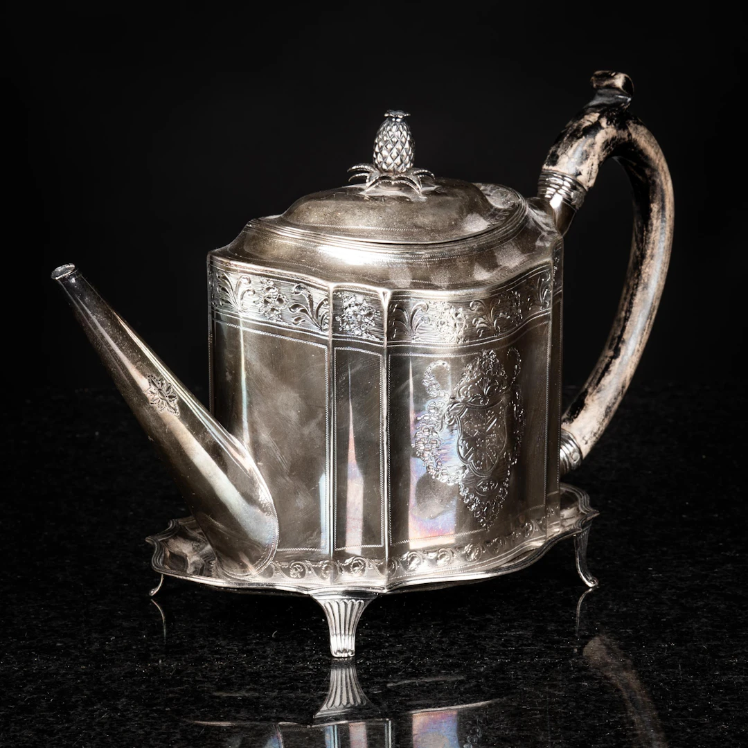 TEKANNA & FOT, silver, England, London, 17/1800-tal, 600gram (2delar).