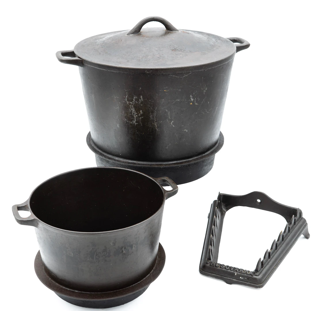 HUSGERÅD I GJUTJÄRN, Grytor & Lockställ Husqvarna, 4 delar.
