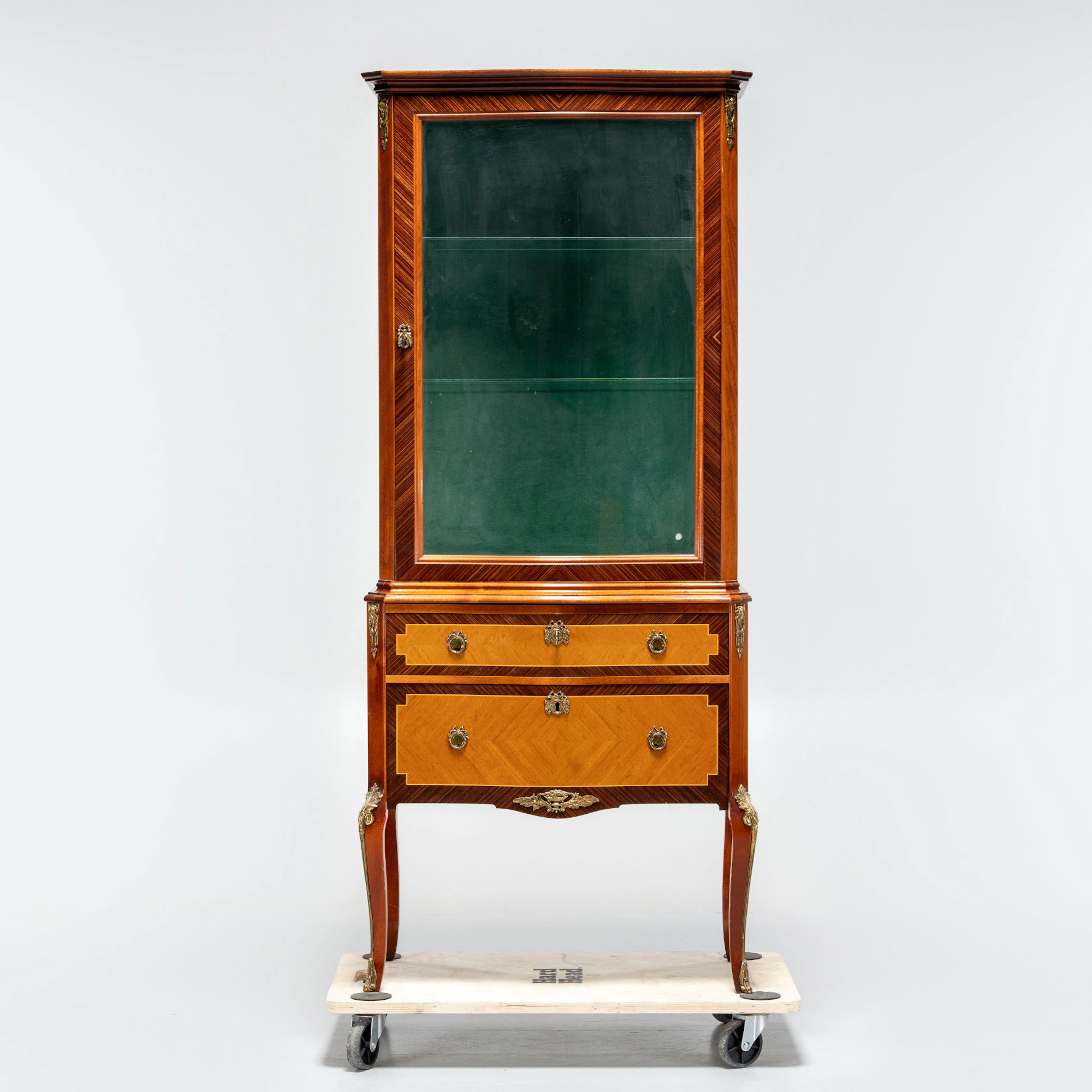 VITRINSKÅP, Louis XVI revival, 1900-talets andra hälft.