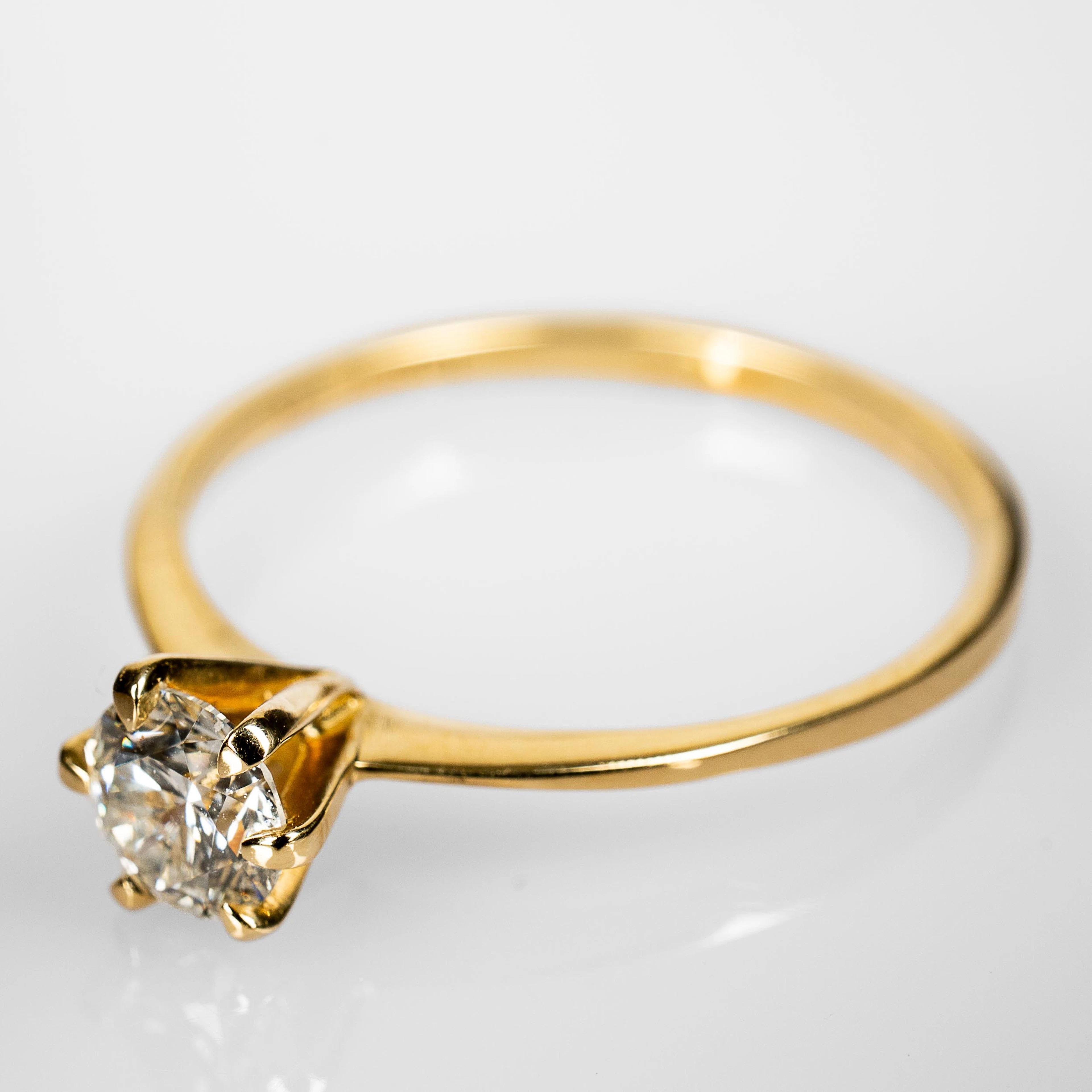ENSTENSRING. 14K Guld med briljantslipad diamant 0,53 ct.