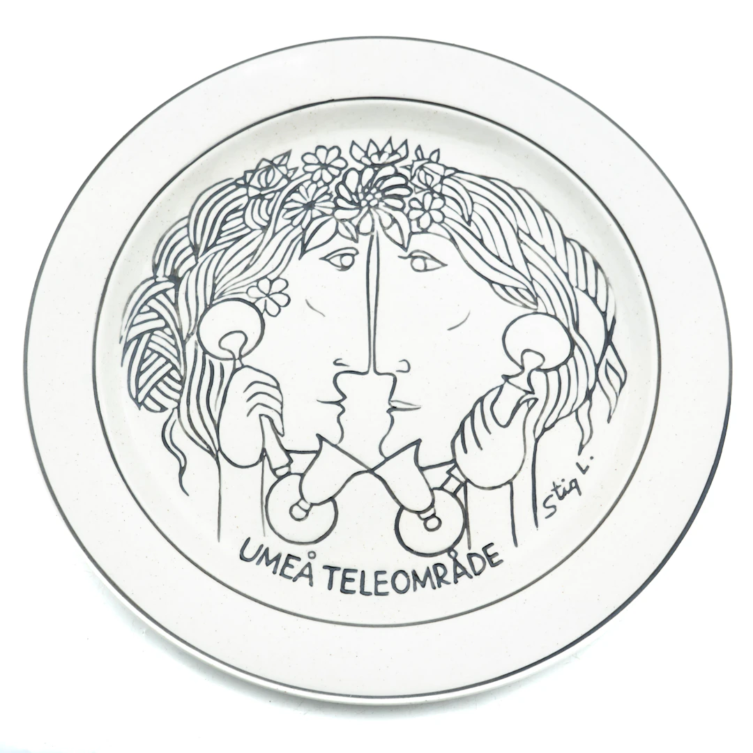 STIG LINDBERG. Prydnadstallrik, "Umeå Teleområde". Gustavsberg, Umeå.