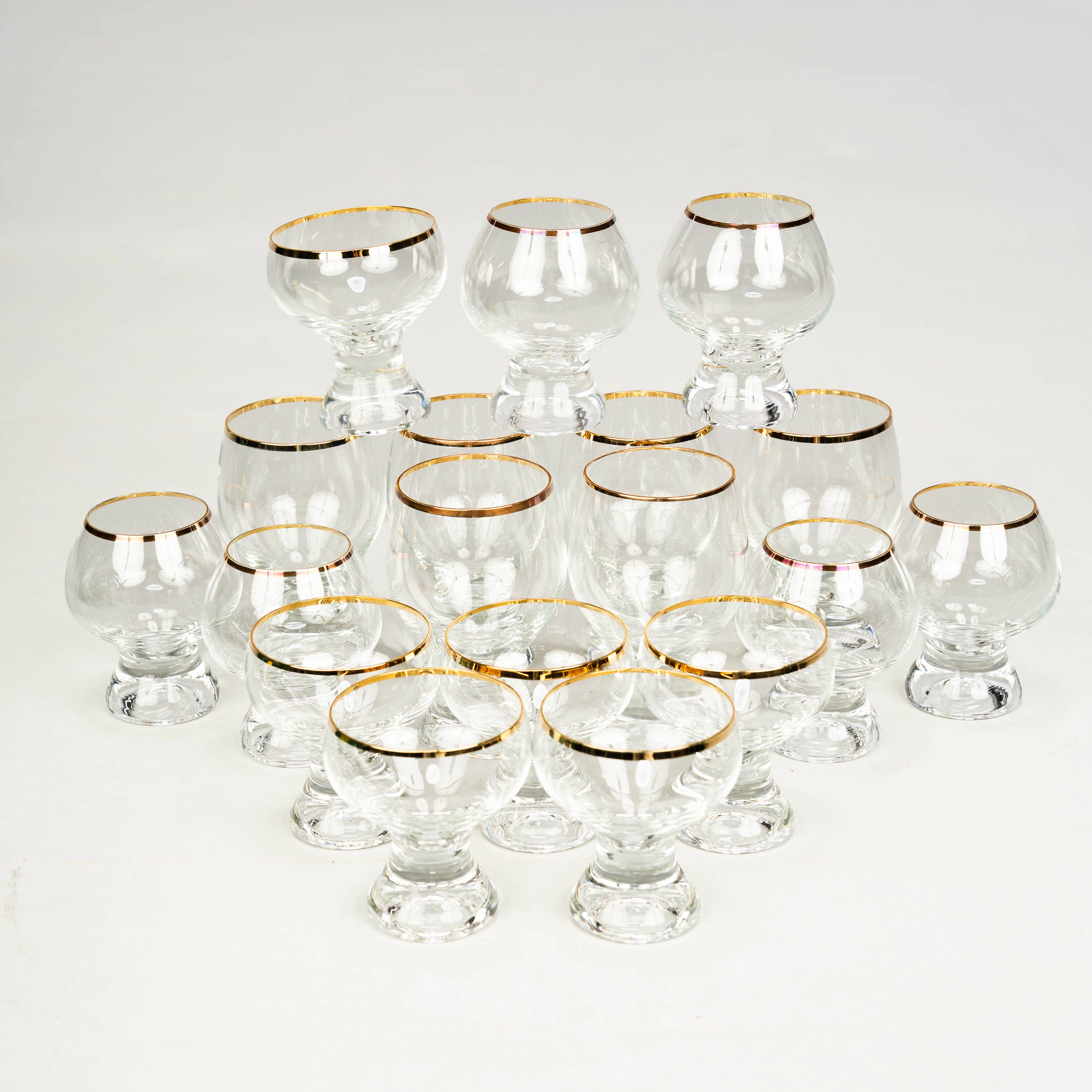 Dryckesglas, 18 delar, kristall med guldkant, Tjeckoslovakien, 1980-tal.