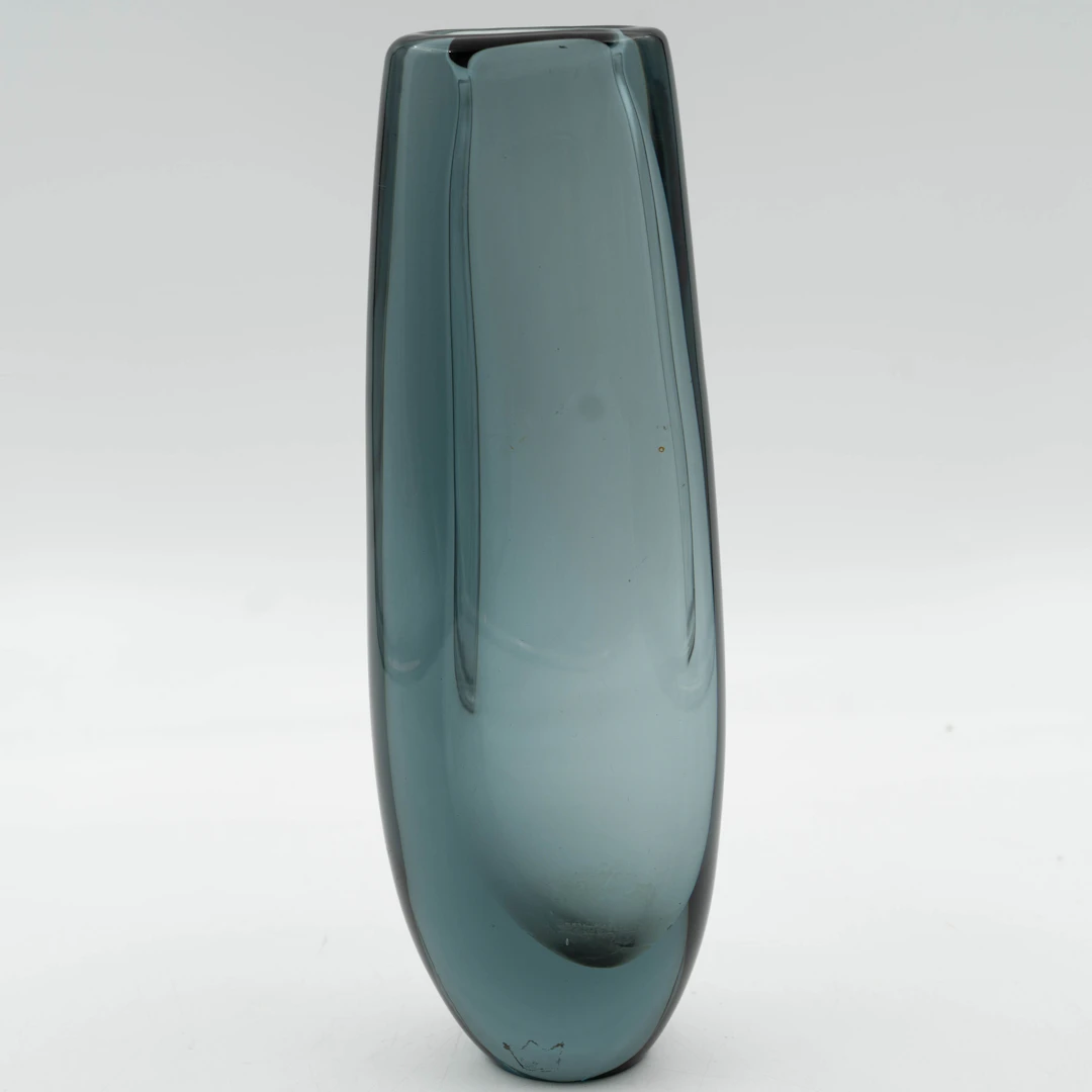 VICKE LINDSTRAND. Vas, Kosta, Glas, Signerad, Modell 1608.
