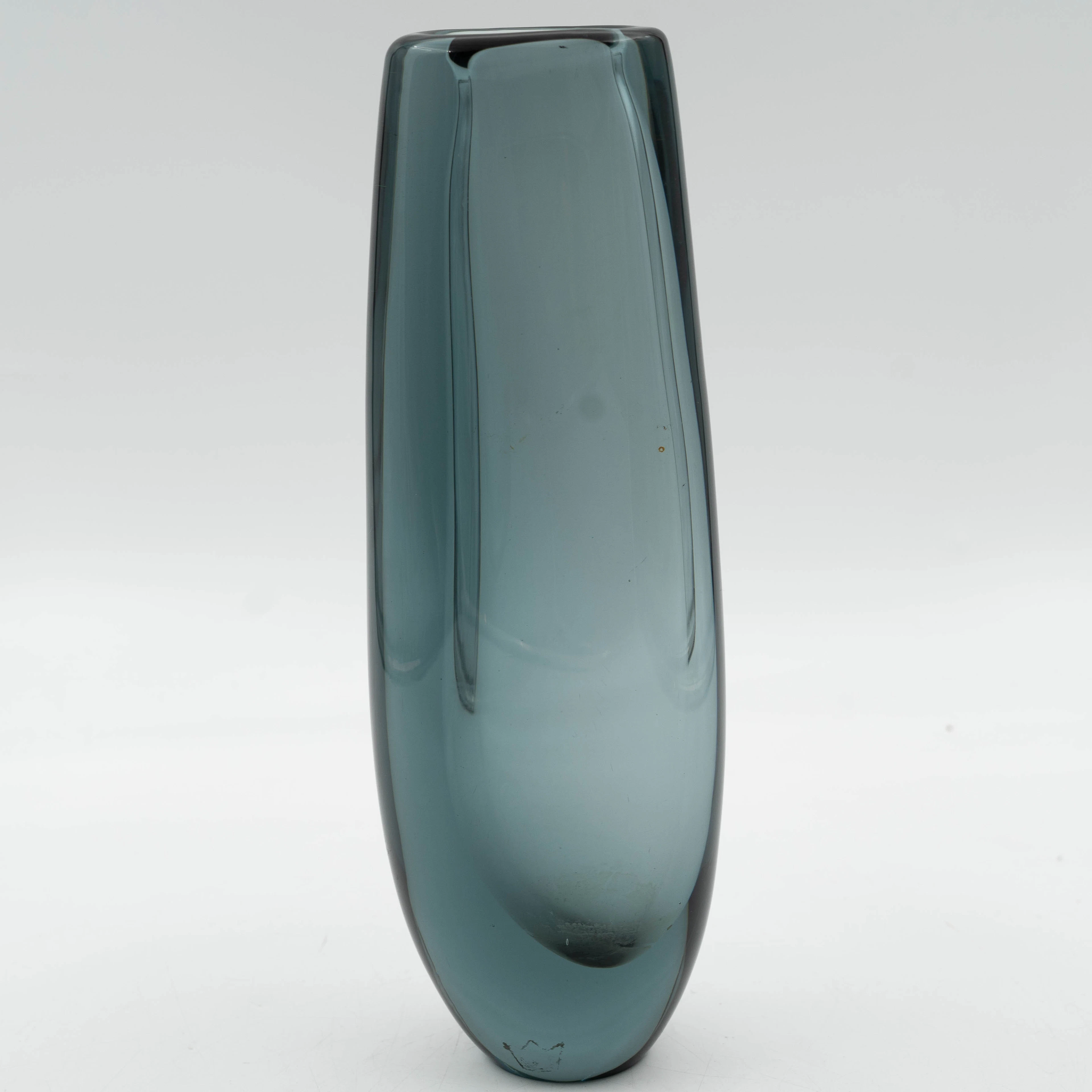 VICKE LINDSTRAND. Vas, Kosta, Glas, Signerad, Modell 1608.