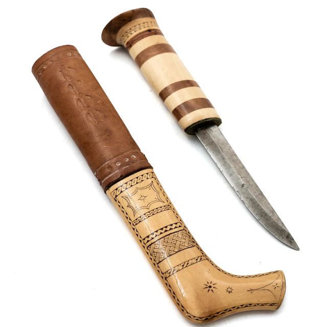 OIDENTIFIERAD SLÖJDARE. Förfinad brukskniv, Monogramsignerad: RL, 1979.