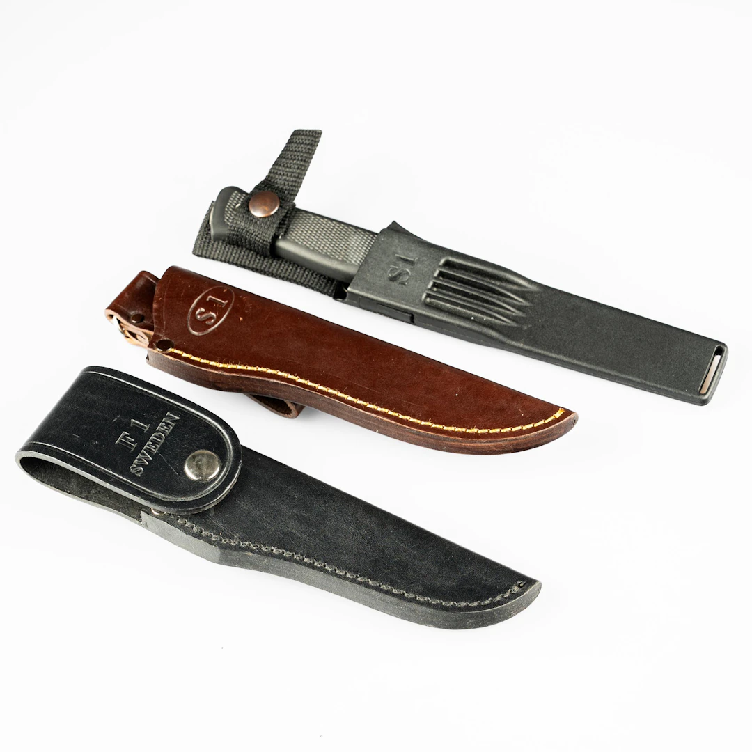 KNIVAR. "Fällkniven" S1 & F1 1900-tal (2st).