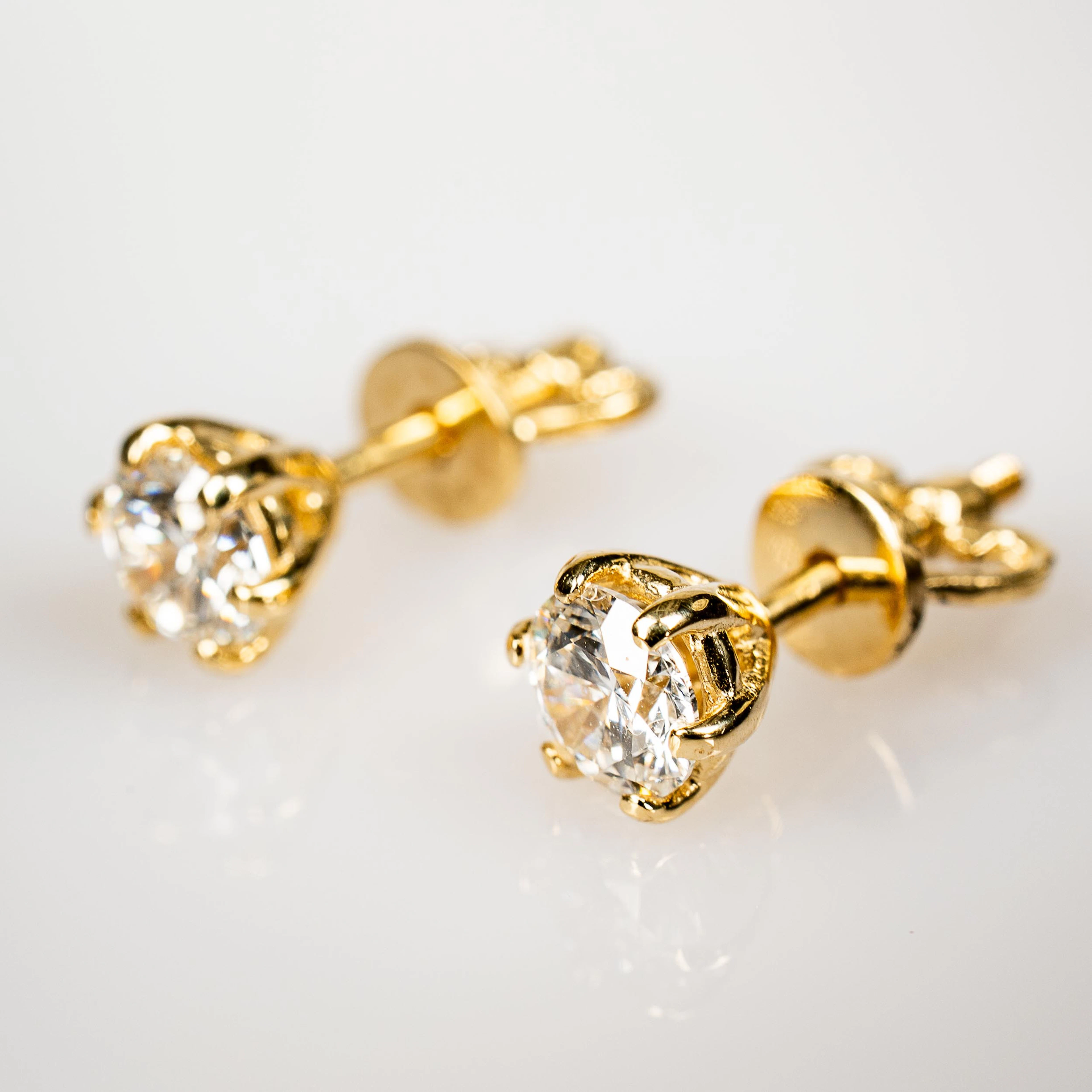 ÖRHÄNGEN. 14K Guld med briljantslipade diamanter 1,04 ct (2st).