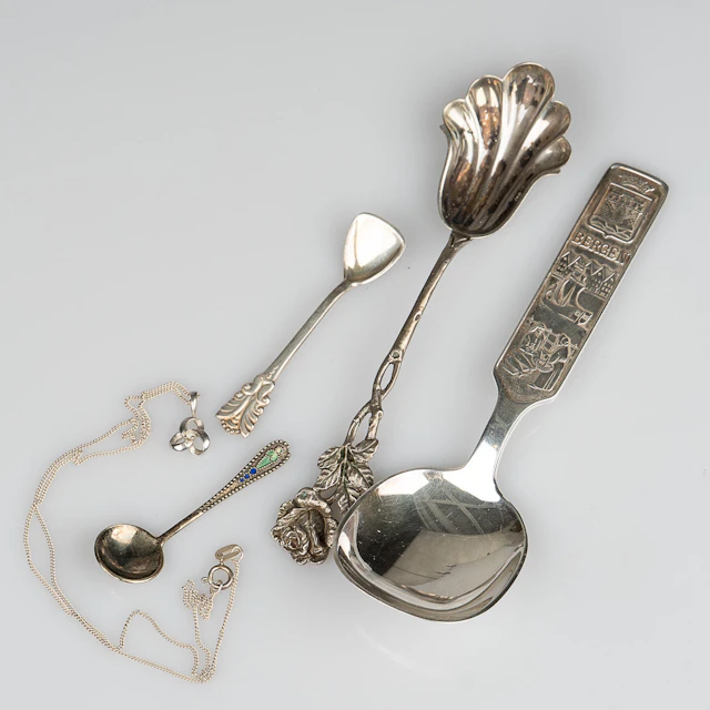 SILVERSAMLING, Skedar och collier.