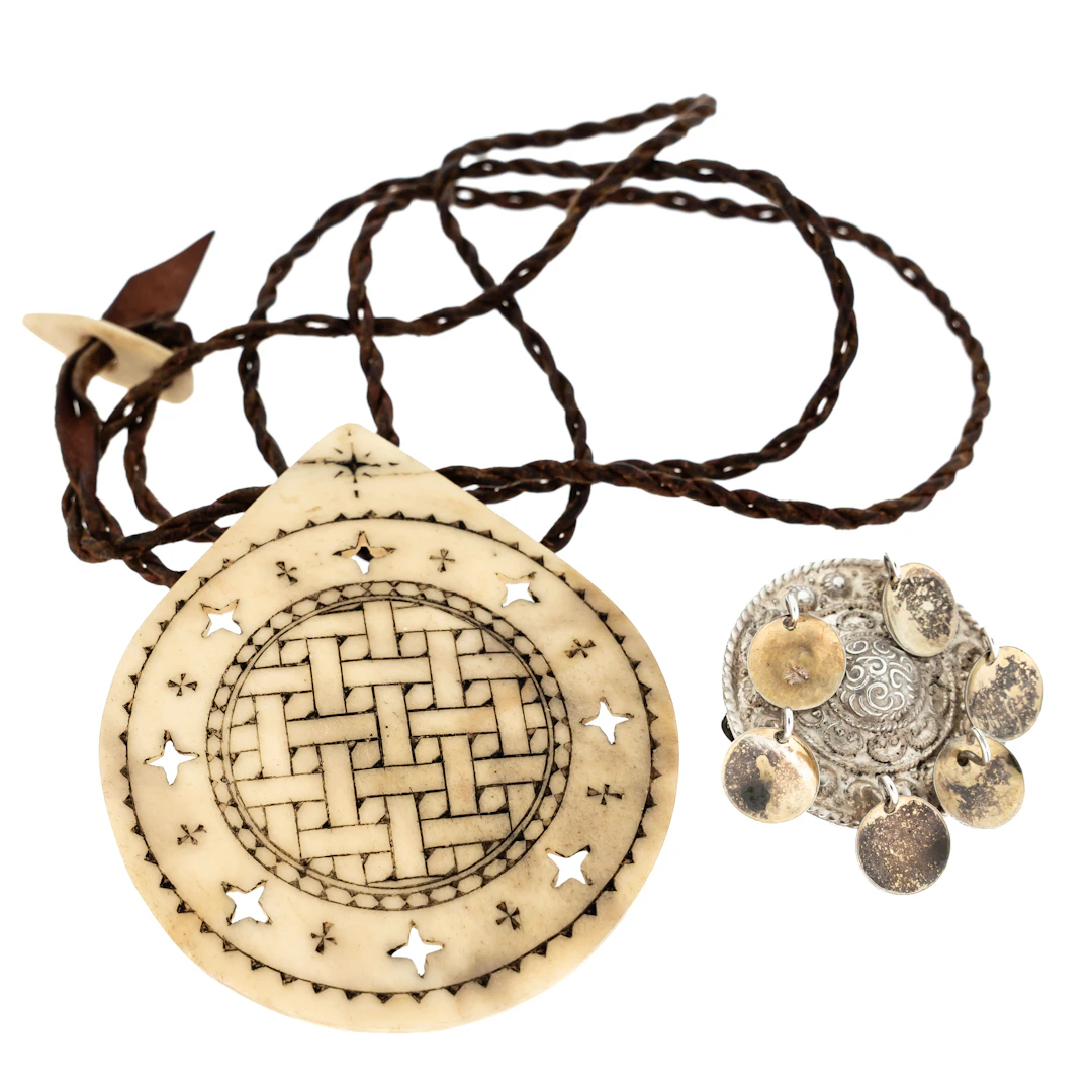 HÄNGE samt dräktsmycke.