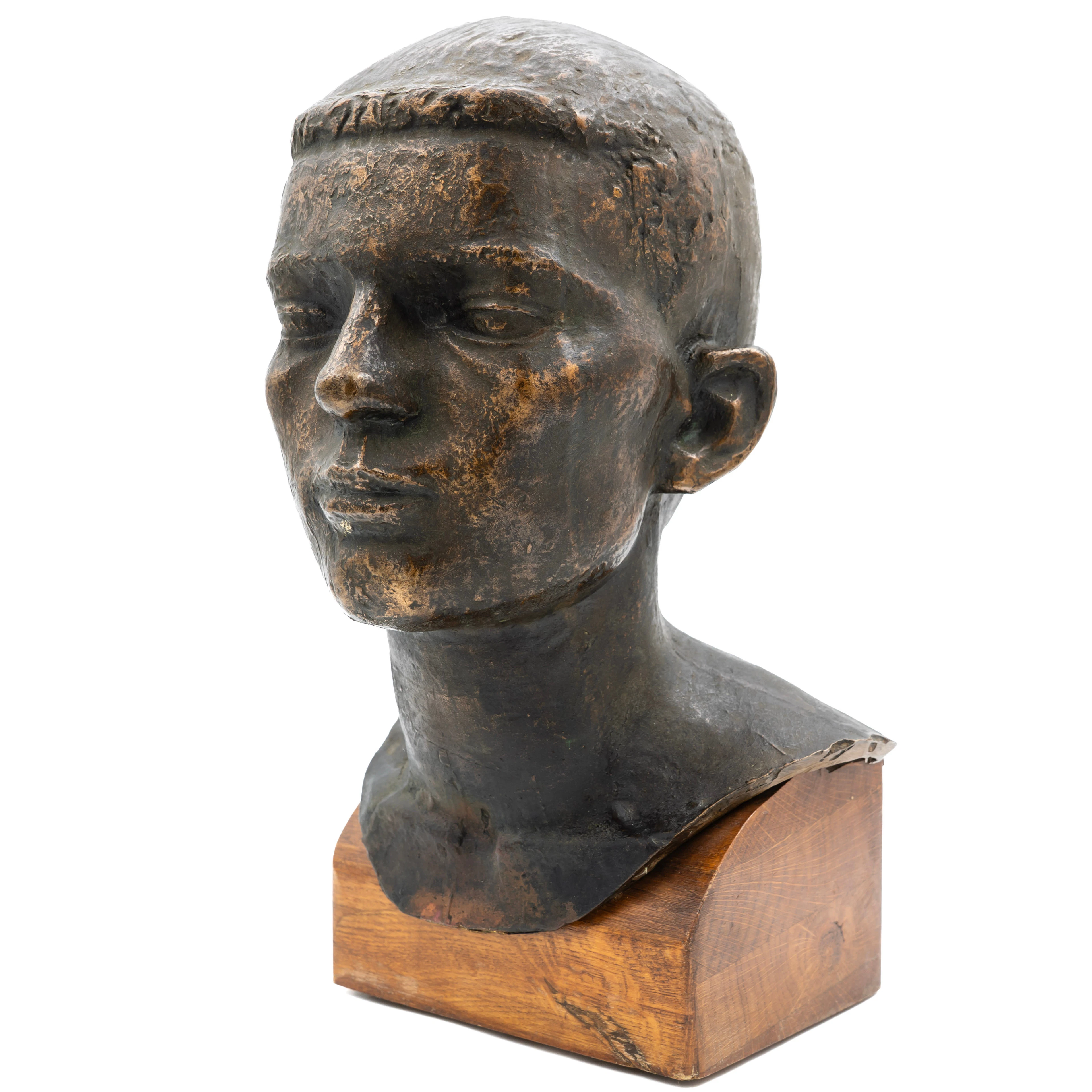 BROR MARKLUND. Skulptur, "Sittande pojken", Patinerad Brons.