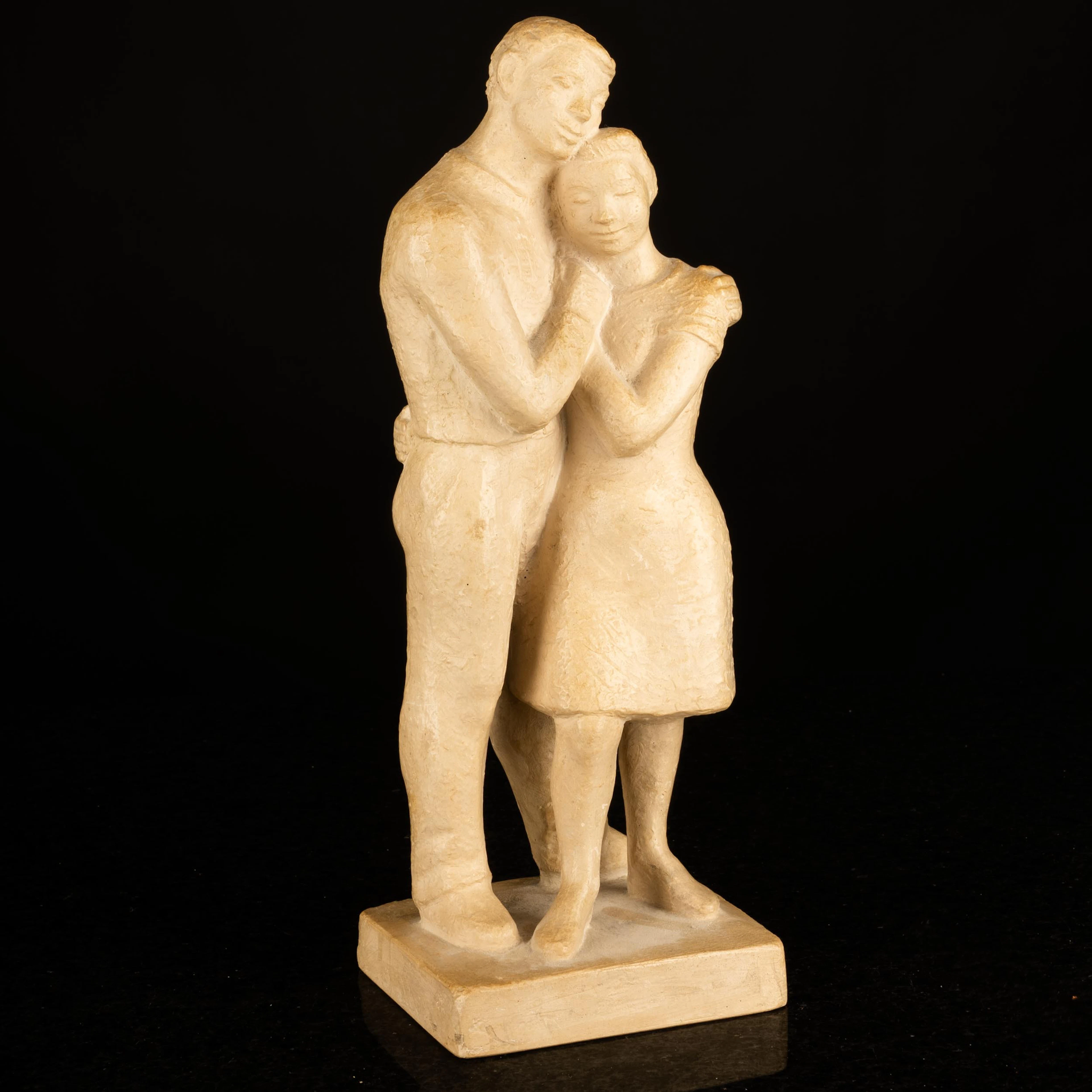 DAVID WRETLING. Skulptur, omfamnande par, gips, signerad och daterad 1961.
