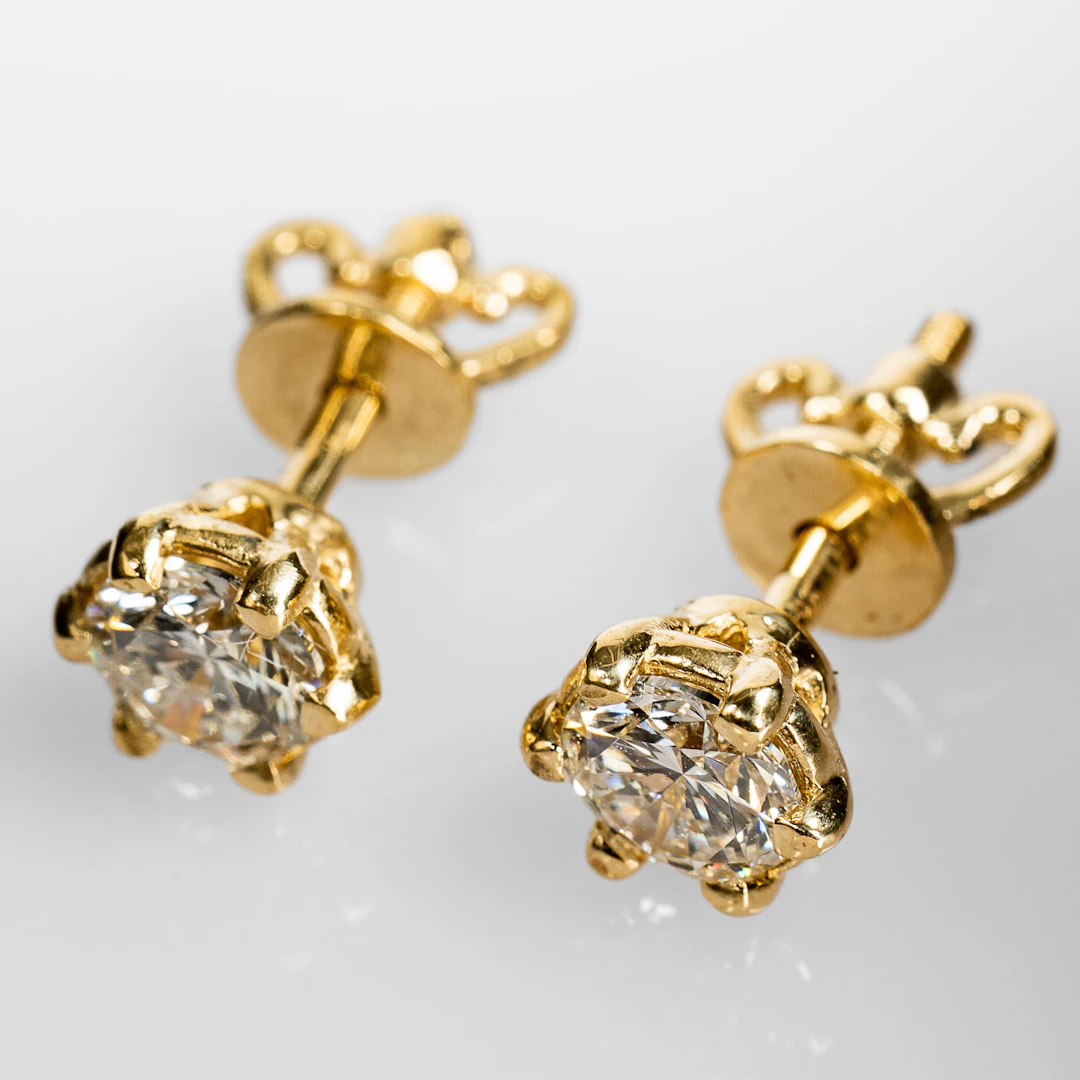 ÖRHÄNGEN. 14K Guld med briljantslipade diamanter 1,0 ct (2st).