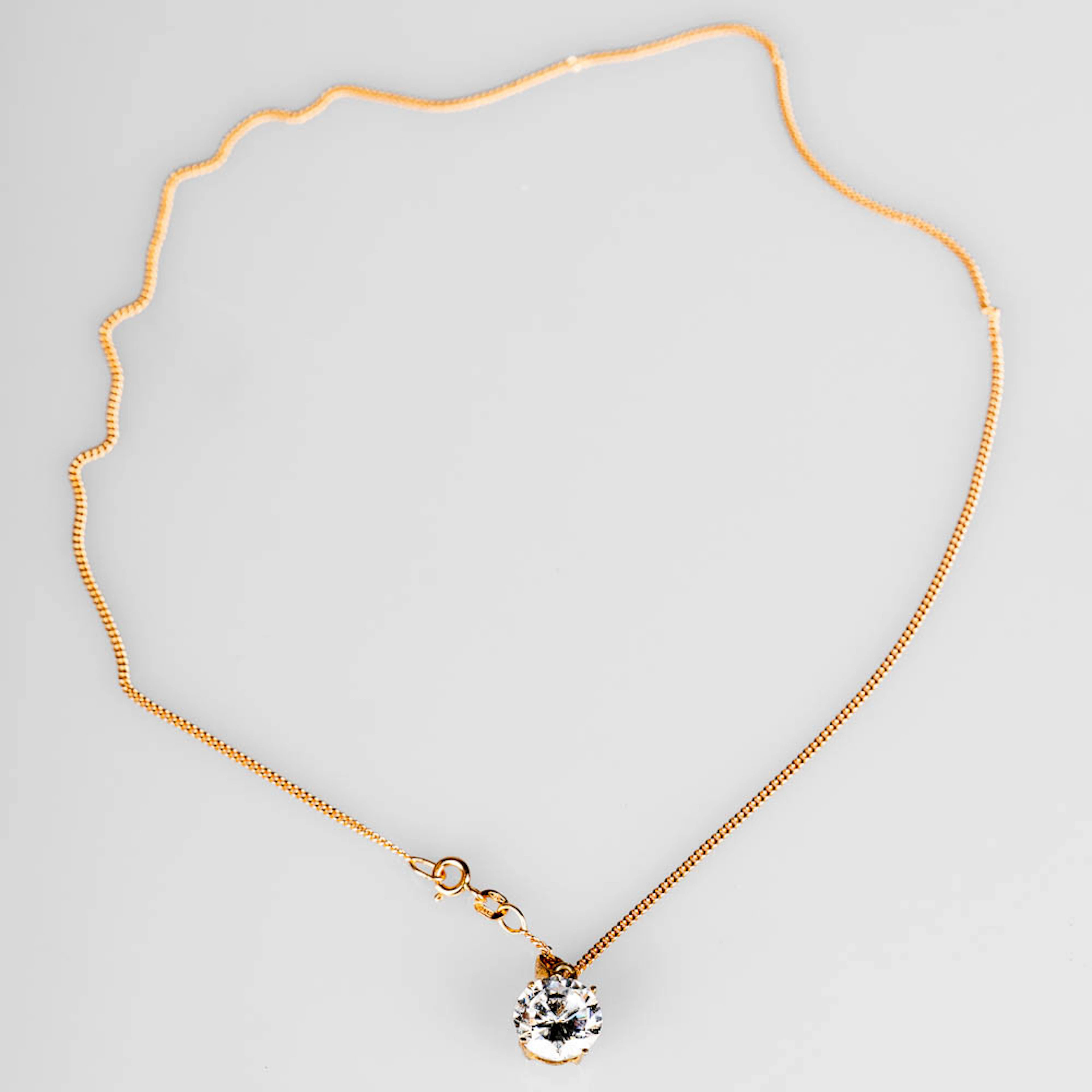 HALSBAND / KEDJA. 18K Guld med kubisk zirkon 1900-tal.