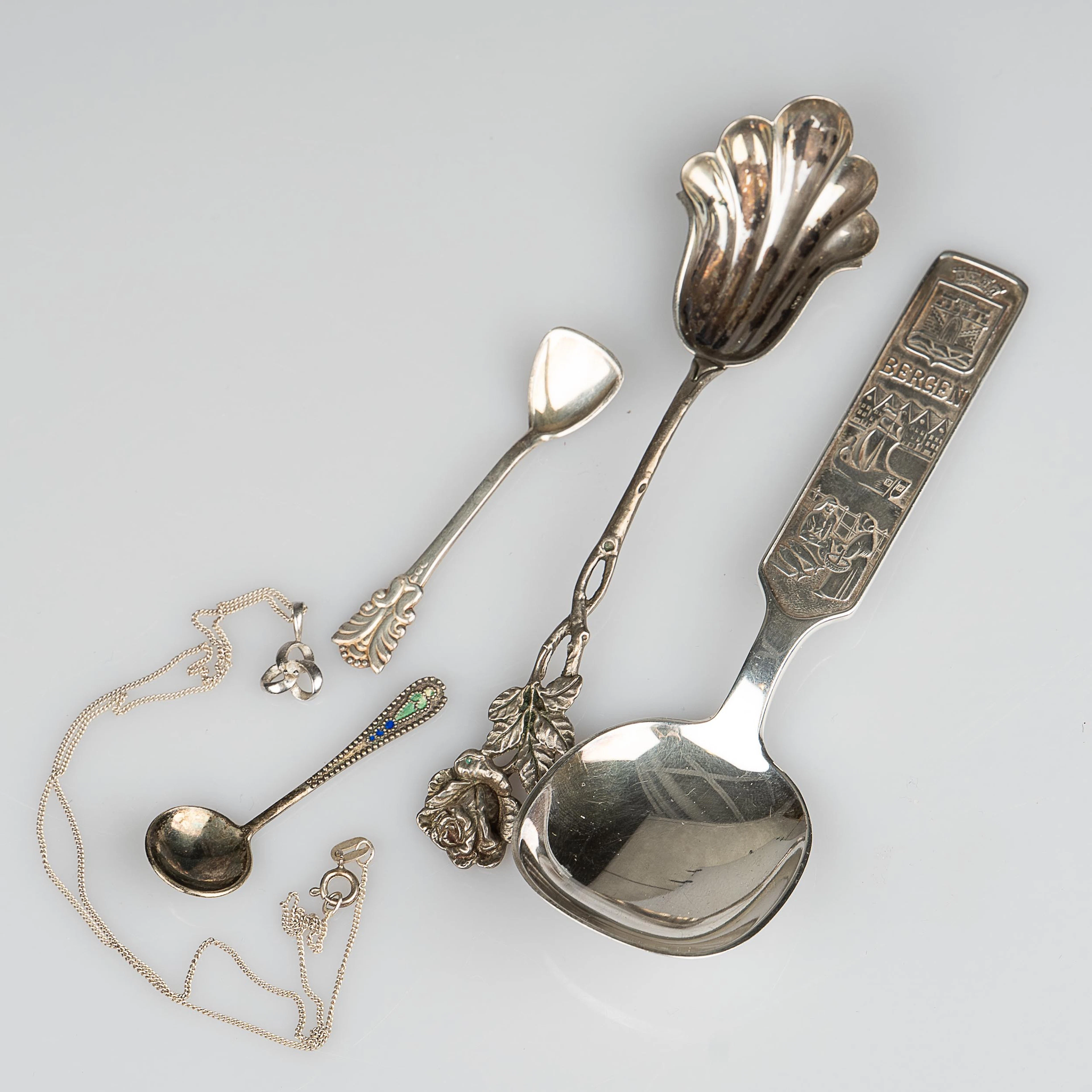 SILVERSAMLING, Skedar och collier.