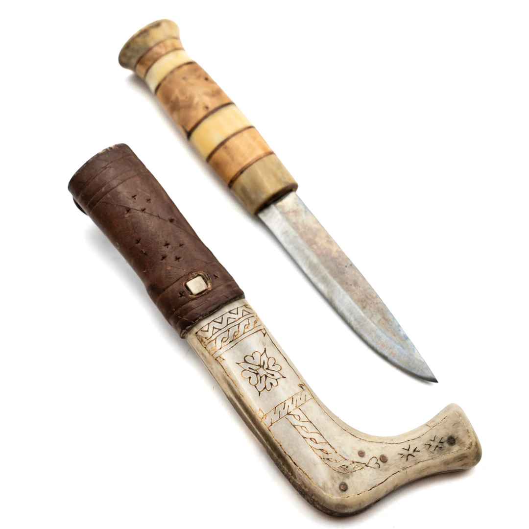 OIDENTIFIERAD SLÖJDARE. Halvhornskniv, Slöjd, Monogramsignerad, 1984.