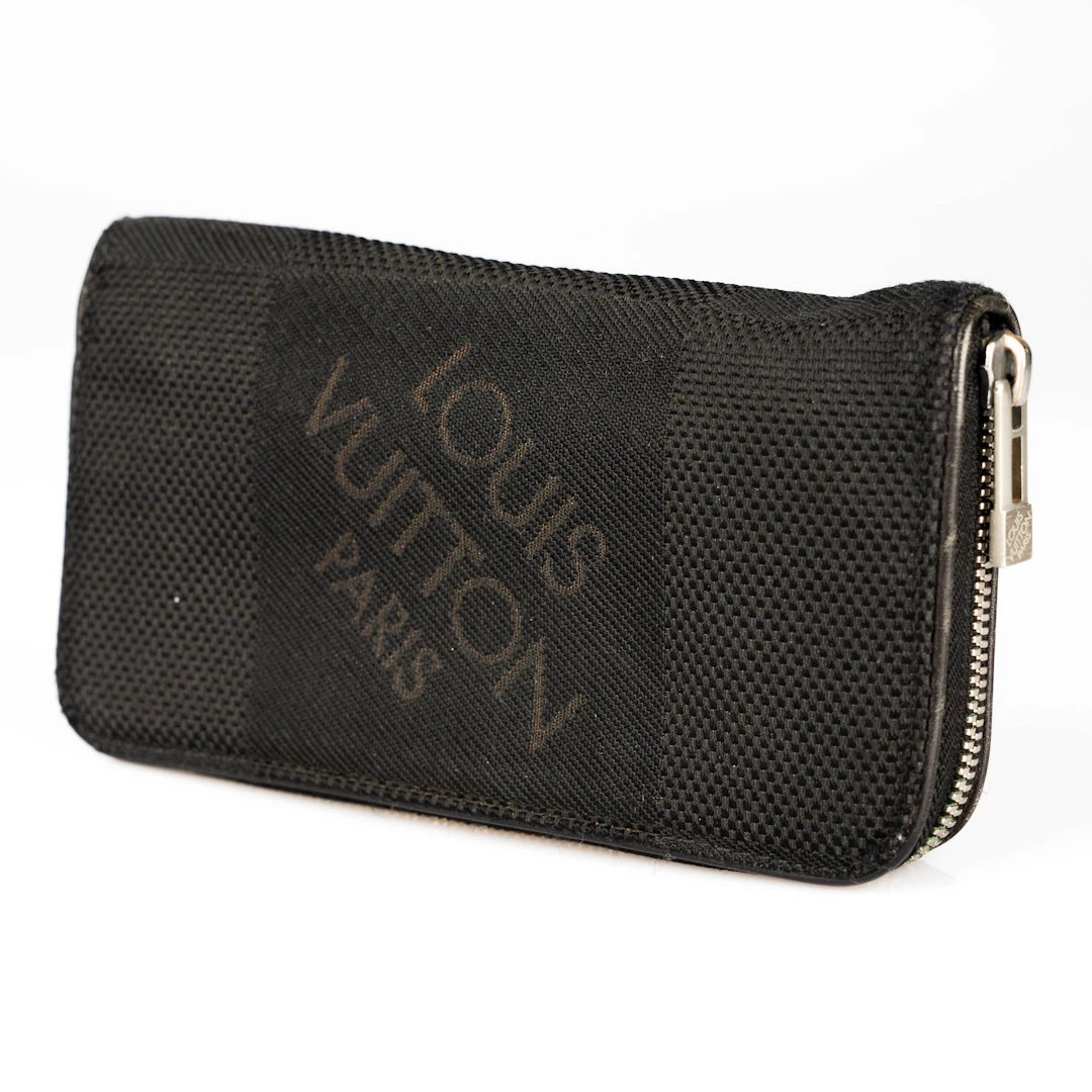 LOUIS VUITTON. Plånbok, "Long zippy wallet black Damier Geant".