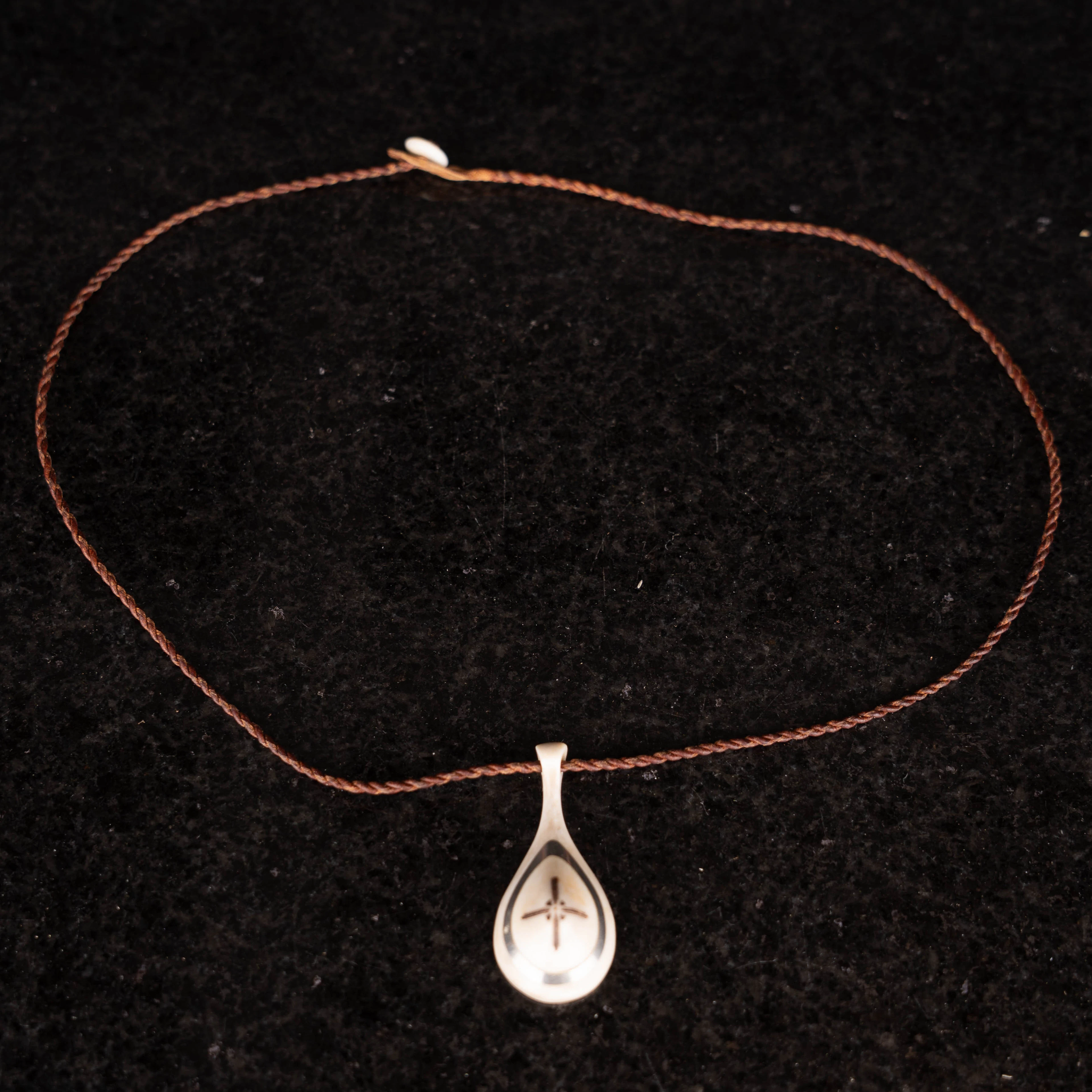 OIDENTIFIERAD SLÖJDARE. Halsband, Sameslöjd, Monogramsignerad NP.