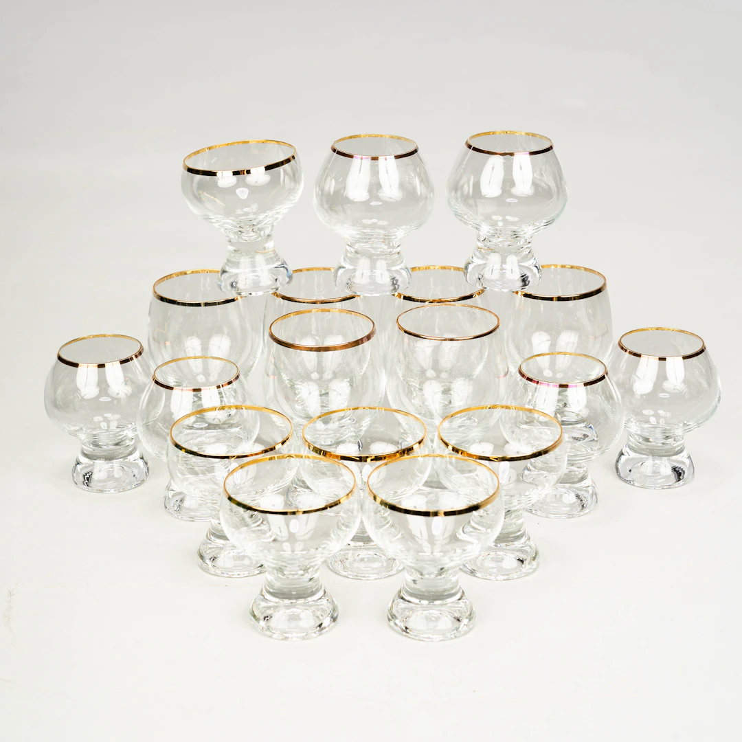 Dryckesglas, 18 delar, kristall med guldkant, Tjeckoslovakien, 1980-tal.