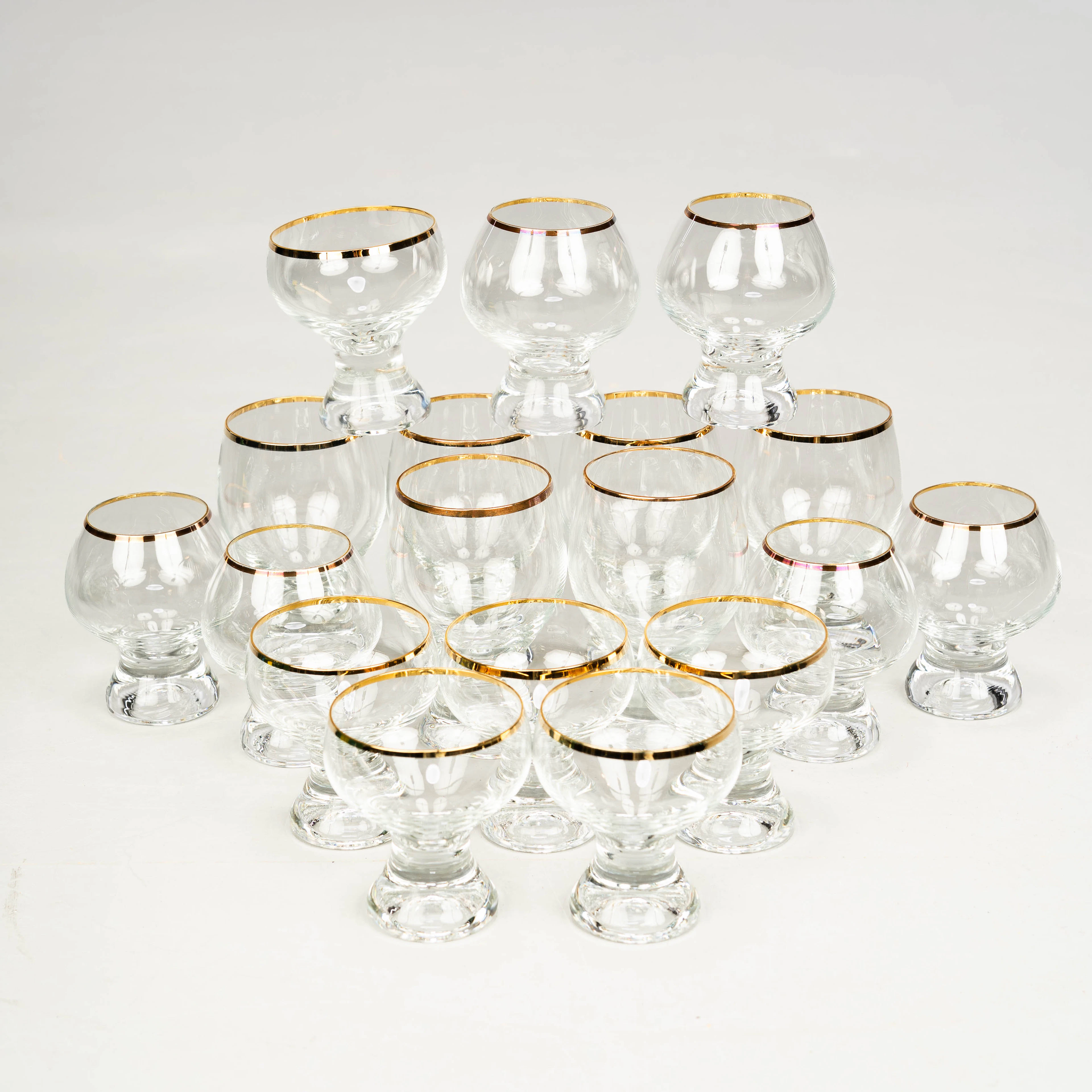 Dryckesglas, 18 delar, kristall med guldkant, Tjeckoslovakien, 1980-tal.