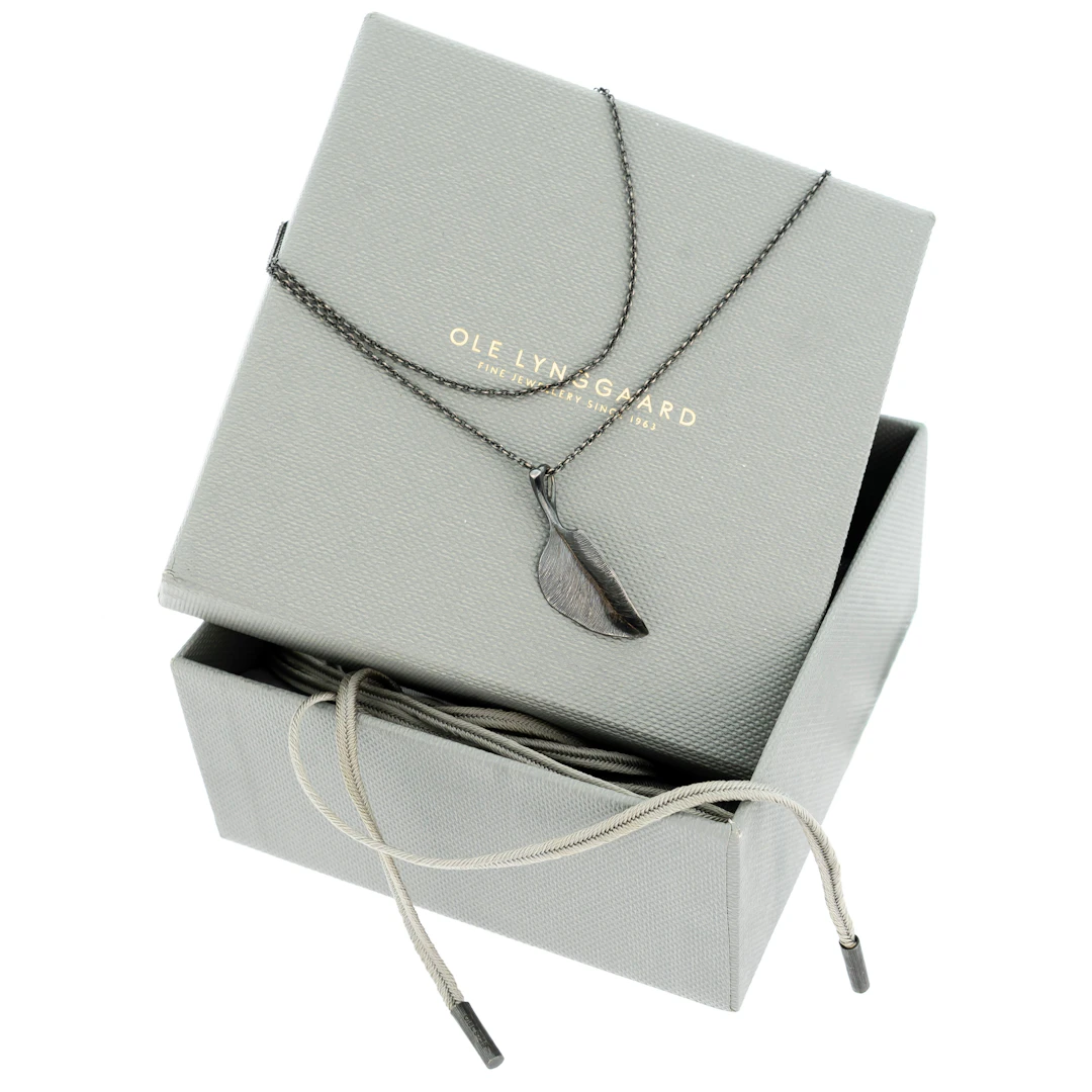 OLE LYNGGAARD. Halsband med hänge "Leaves", Silke & silver, Design