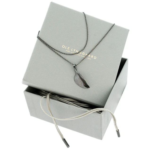 OLE LYNGGAARD. Halsband med hänge "Leaves", Silke & silver, Design