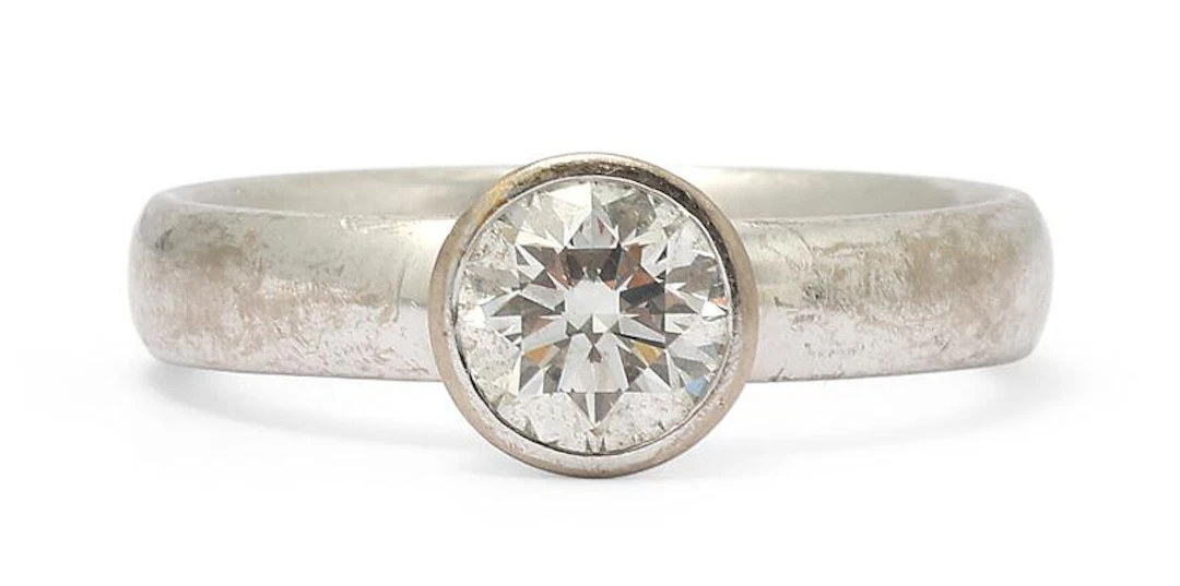 A diamond ring set with a brilliant-cut diamond weighing app. 1.00