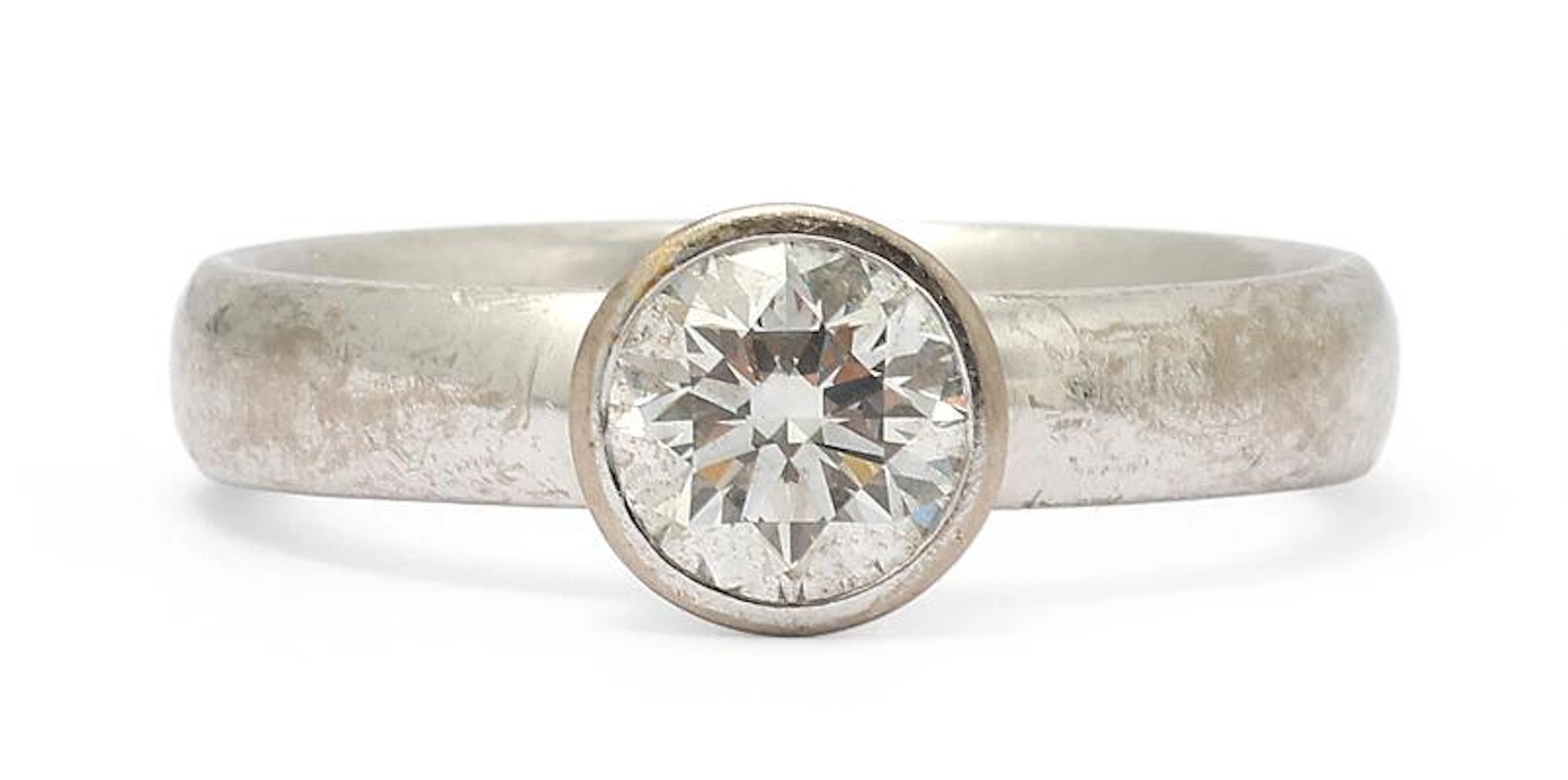 A diamond ring set with a brilliant-cut diamond weighing app. 1.00