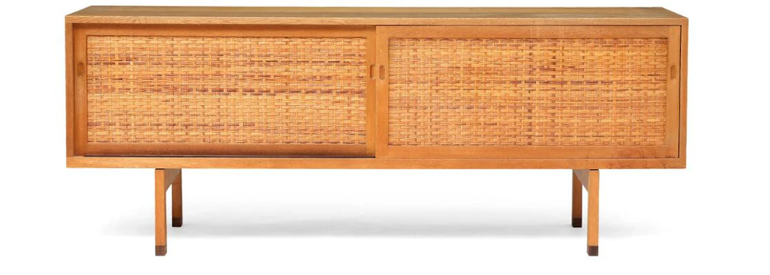 Hans J. Wegner: "RY 26". Oak sideboard with rosewood "shoes". Front