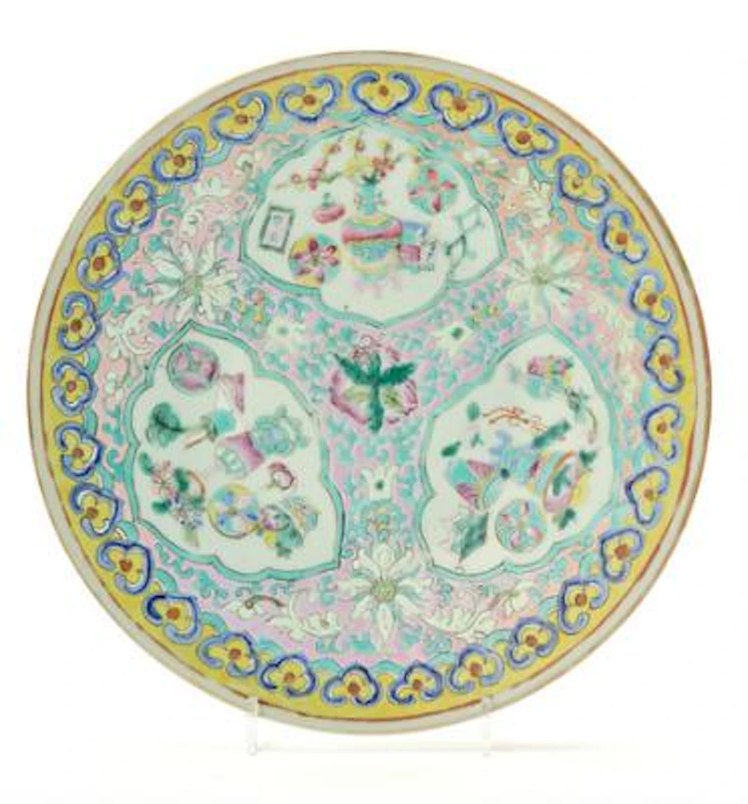 Chinese dish of porcelain decorated in enamel colours. 19th century.