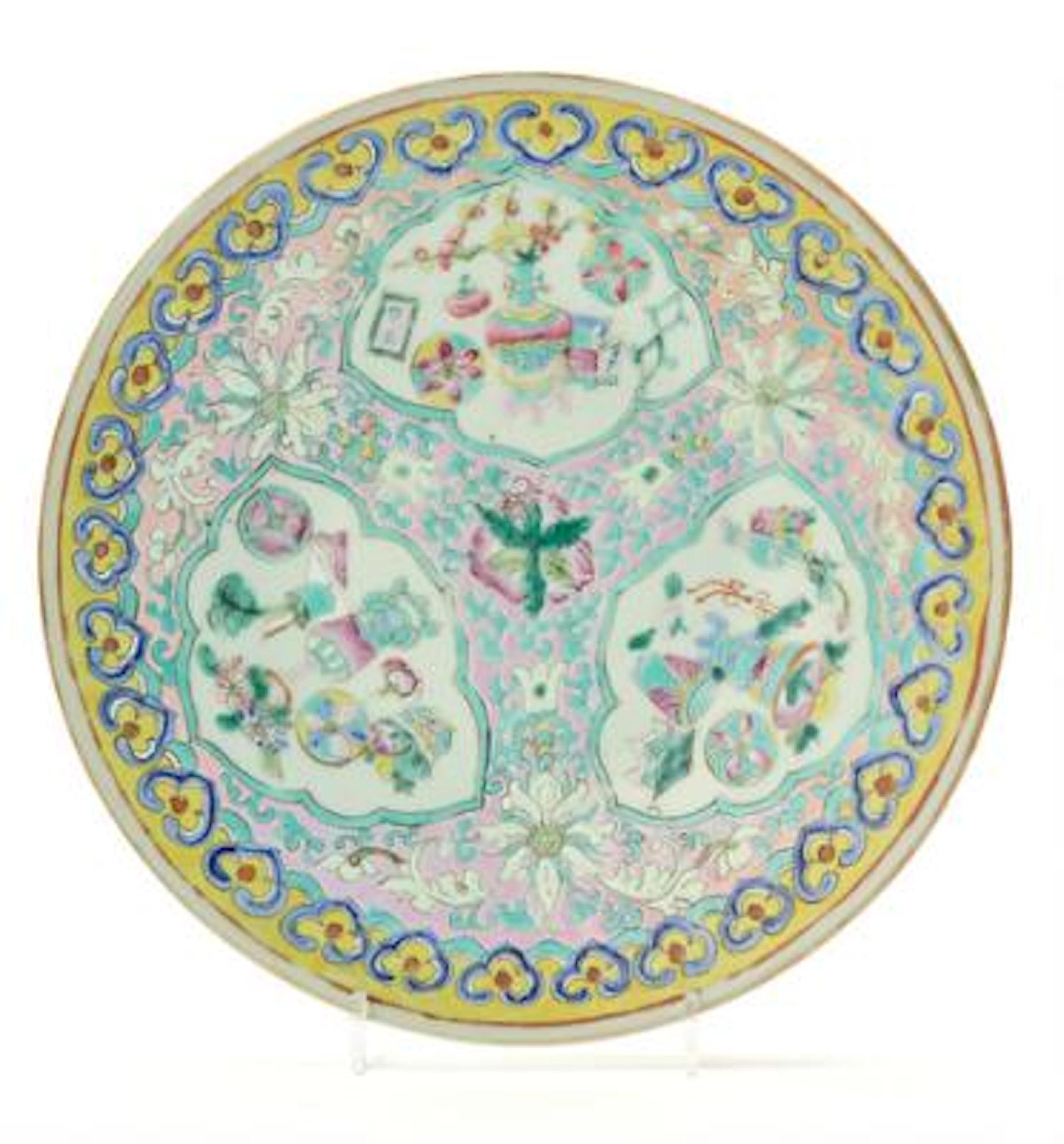 Chinese dish of porcelain decorated in enamel colours. 19th century.