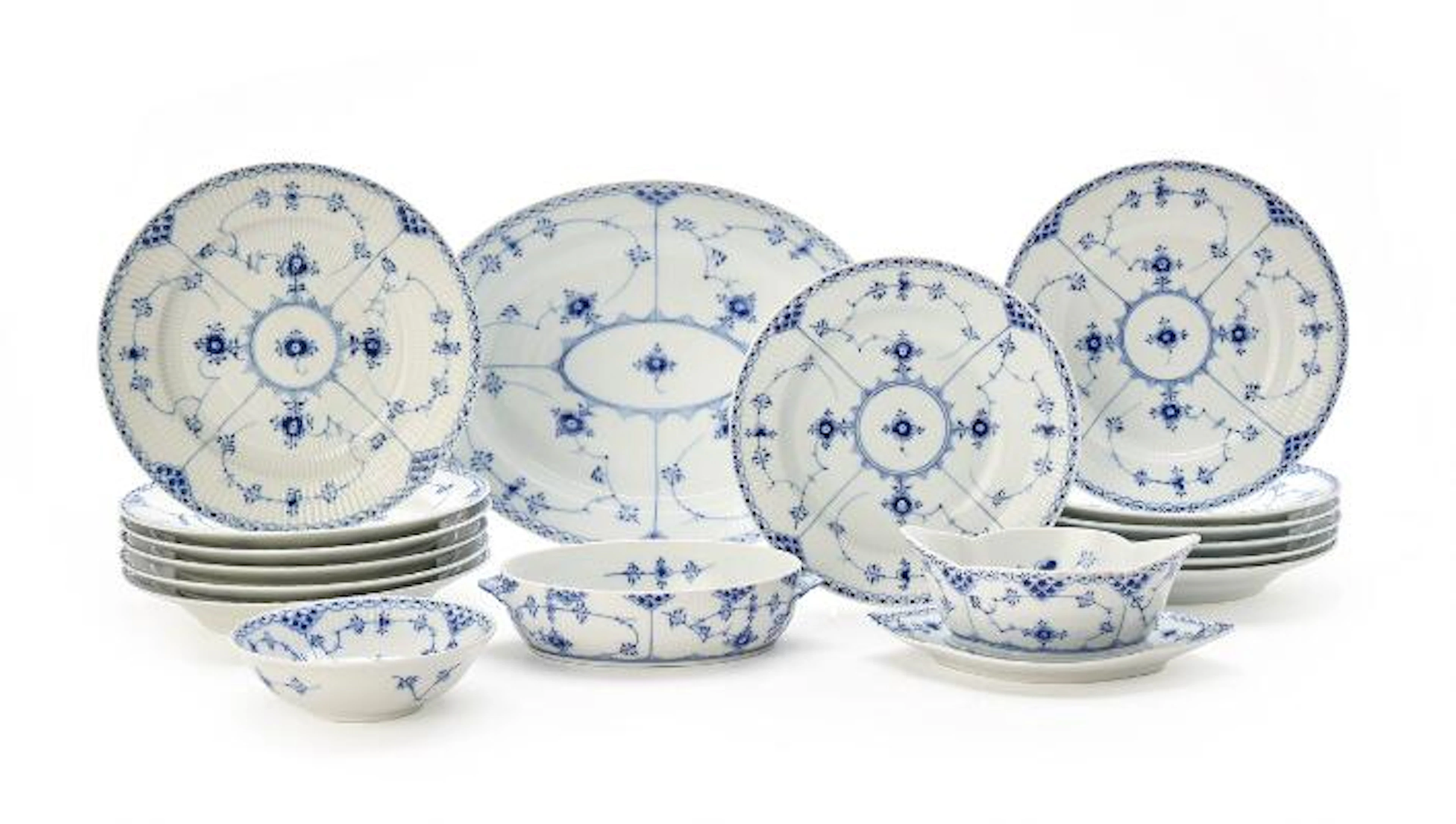 "Blue Fluted Loce" service pieces in porcelain, decorated in underglaze