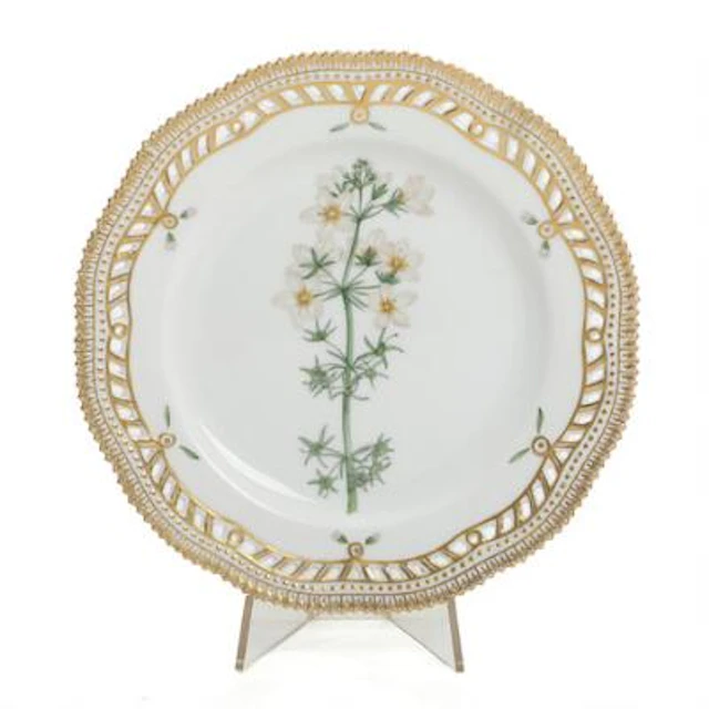 "Flora Danica". Luncheon plate of porcelain with pierced rim. 3554.