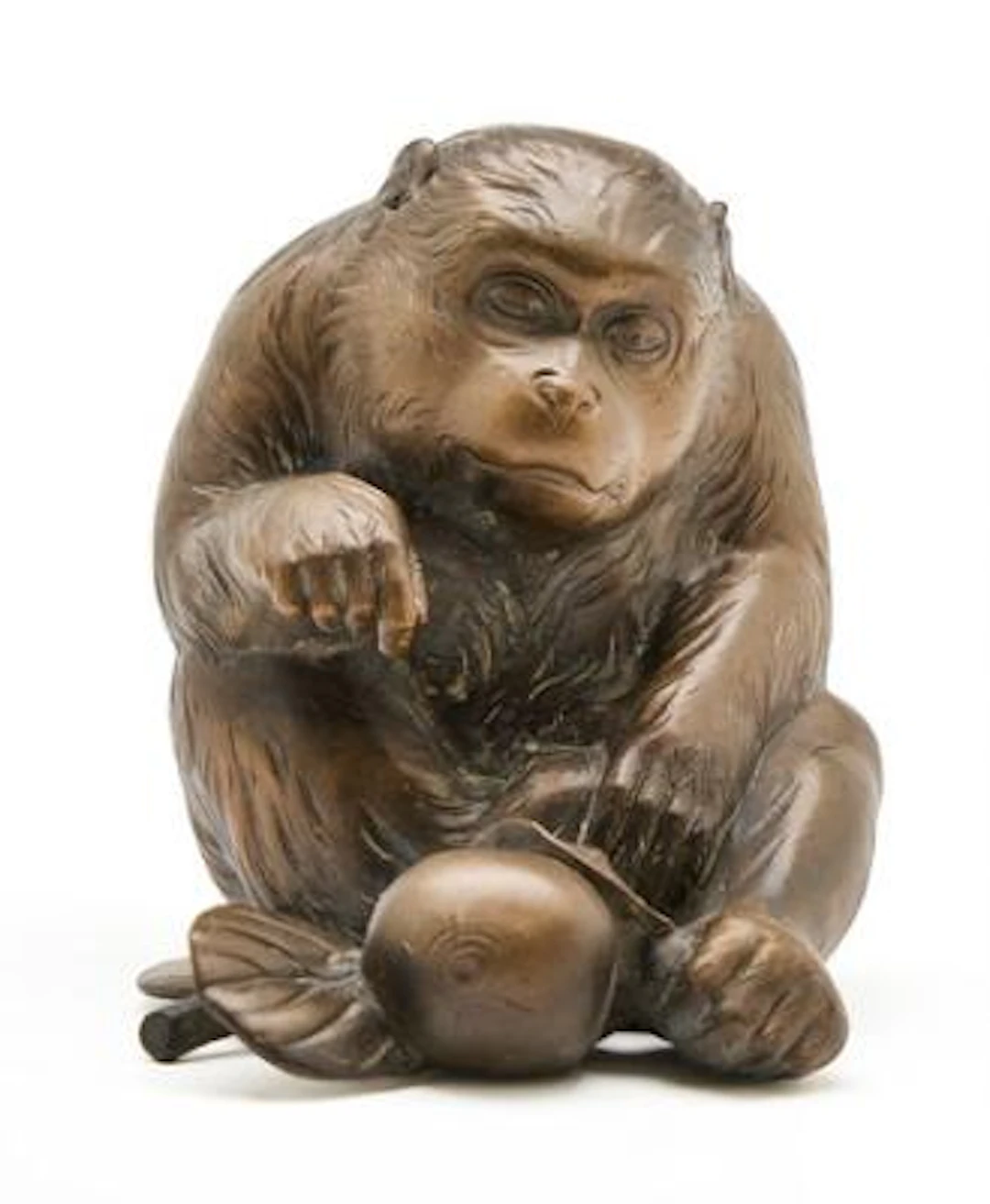 Seated monkey, signed. Meiji 1868-1912. Weight 1376 g. H. 12 cm. –