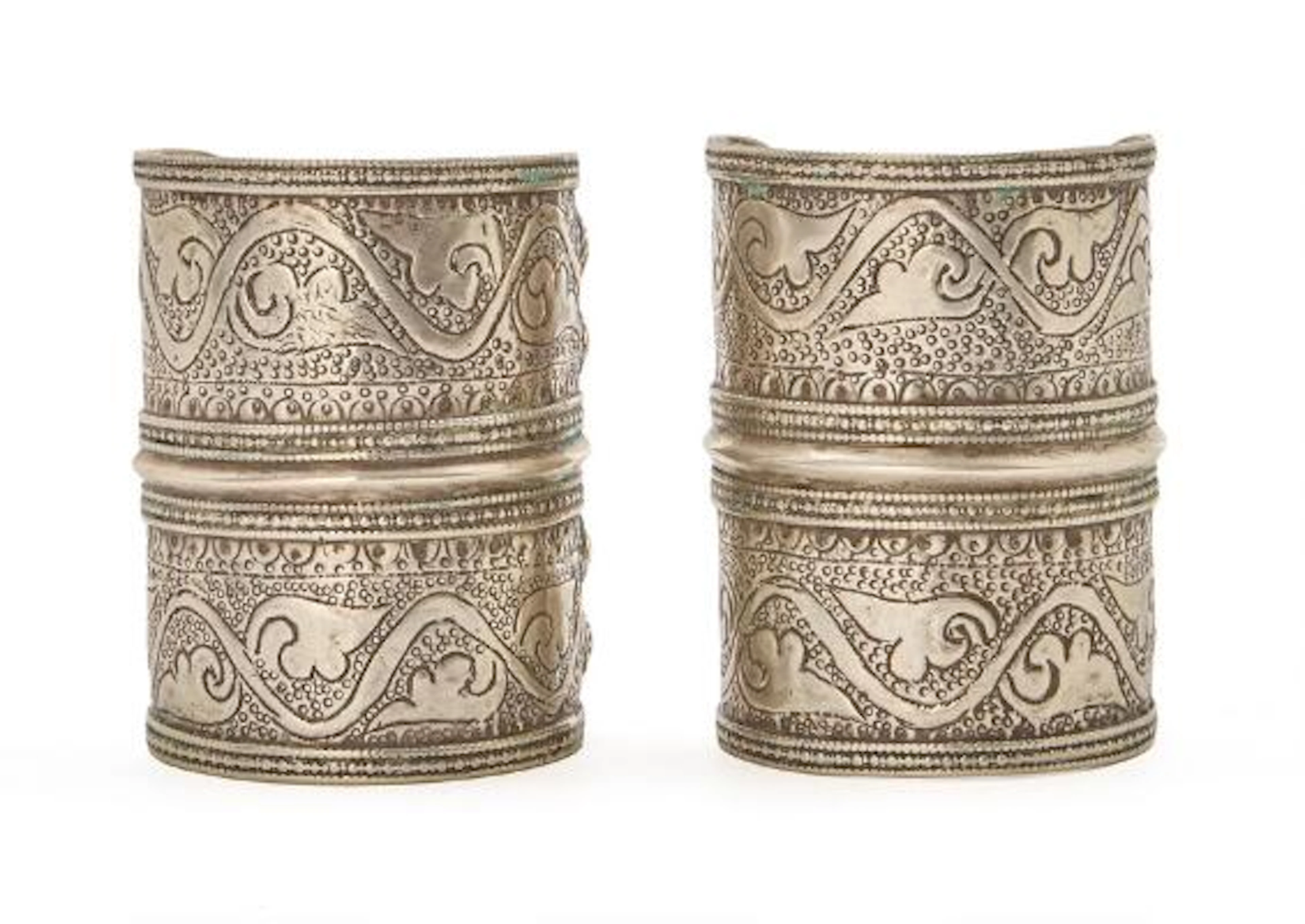 A pair of Turkmen silver bracelet. 20th century. Weight 271 gr. (2)