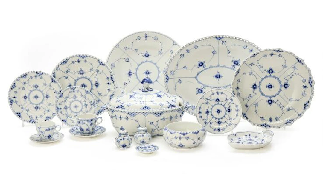 "Blue Fluted Full Lace a.m." porcelain dinner service, decorated in