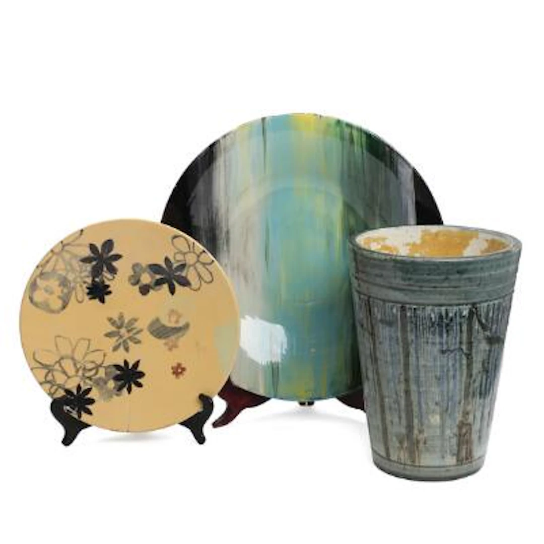 Nina Kleivan, Heidi Fournier a.o.: Two earthenware dishes and a vase.