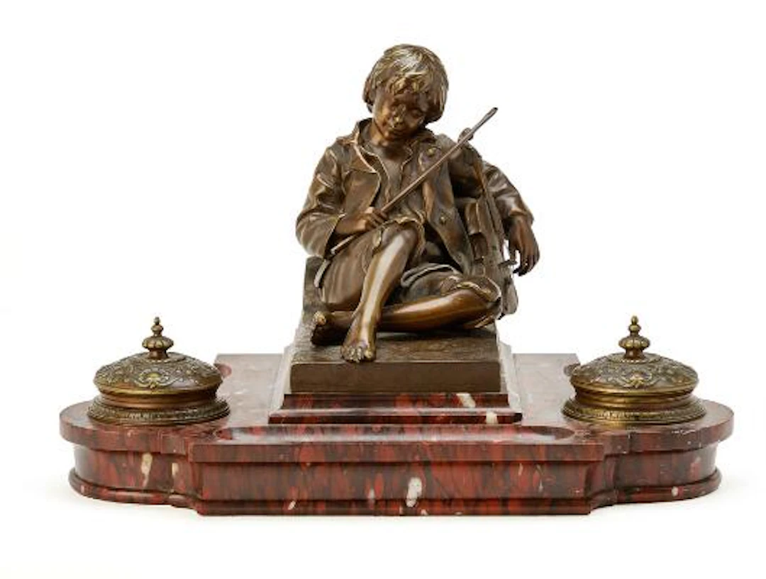Léon Tharel: Desk set of mottled red marble, mounted with bronze violinist