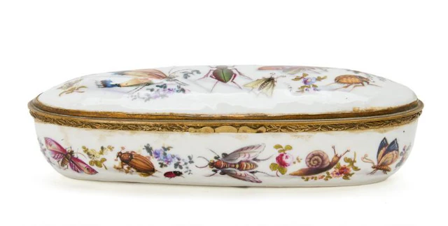 German Rococo porcelain snuff box, decorated with butterflies and